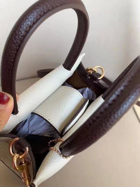 COACH MINI CALLY CROSSBODY IN SIGNATURE ((3599, 2184, 5693, 2134, 2183)) พร้อมส่งที่ไทยทันที! กระเป๋าสะพายครอสบอดี้ร์ กระเป๋าครอสบอดี้โท้ทมินิไซส์ รุ่นใหม่สุดฮอต!! ใบจริงคือน่ารักม้ากกกก!! สวยอยู่ทรง น่ารักน่าใช้ ทรงTote ปากกระเป๋าเปิดปิดแบบแม่เหล็ก ภายใน