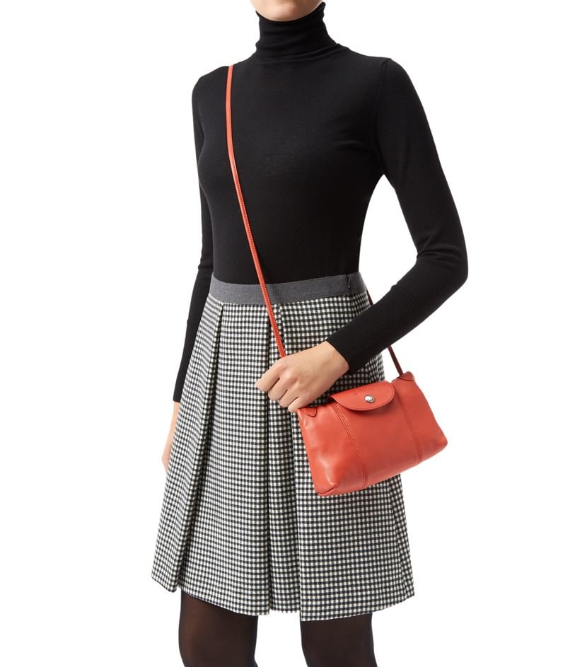 Longchamp Le Pliage Cuir Crossbody Bag อีกหนึ่งคอลเลคชั่น Le Pliage Cuir หนึ่งในตระกูลกระเป๋าสุดไอคอนิกจากแบรนด์ Longchamp และจัดการปรับดีไซน์ให้มีขนาดเล็กลงในทรงcrossbody กะทัดรัดสะพายแล้วคล่องตัว ด้วยดีไซน์ที่ดูเป็นเอกลักษณ์การใช้งานช่องหลักที่ซิปด้านหล