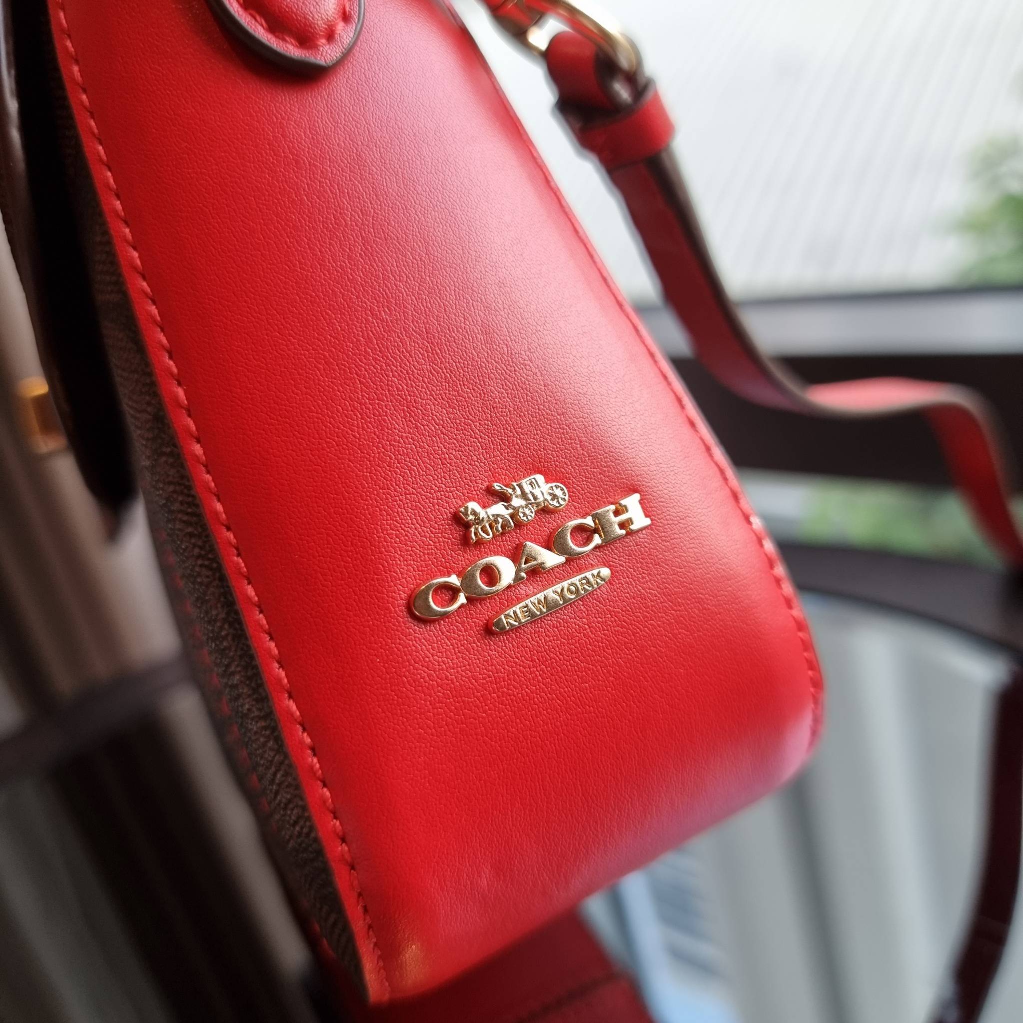 OUTLET 】COACH C5645 MARLIE TOP HANDLE SATCHEL IN SIGNATURE CANVAS WITH QUILTING ดีไซน์ใหม่ กระเป๋าถือ/สะพายข้าง ออกแบบมาไม่เหมือนใคร โดดเด่นด้วยการเย็บบุหนัง โชว์ดีเทลลายเส้น ตกแต่งโลโก้ด้านข้างอะไหล่ทอง วัสดุหนังแคนวาสสลับหนังแท้ เปิด-ปิดด้วยตัวล็อคแน่นห