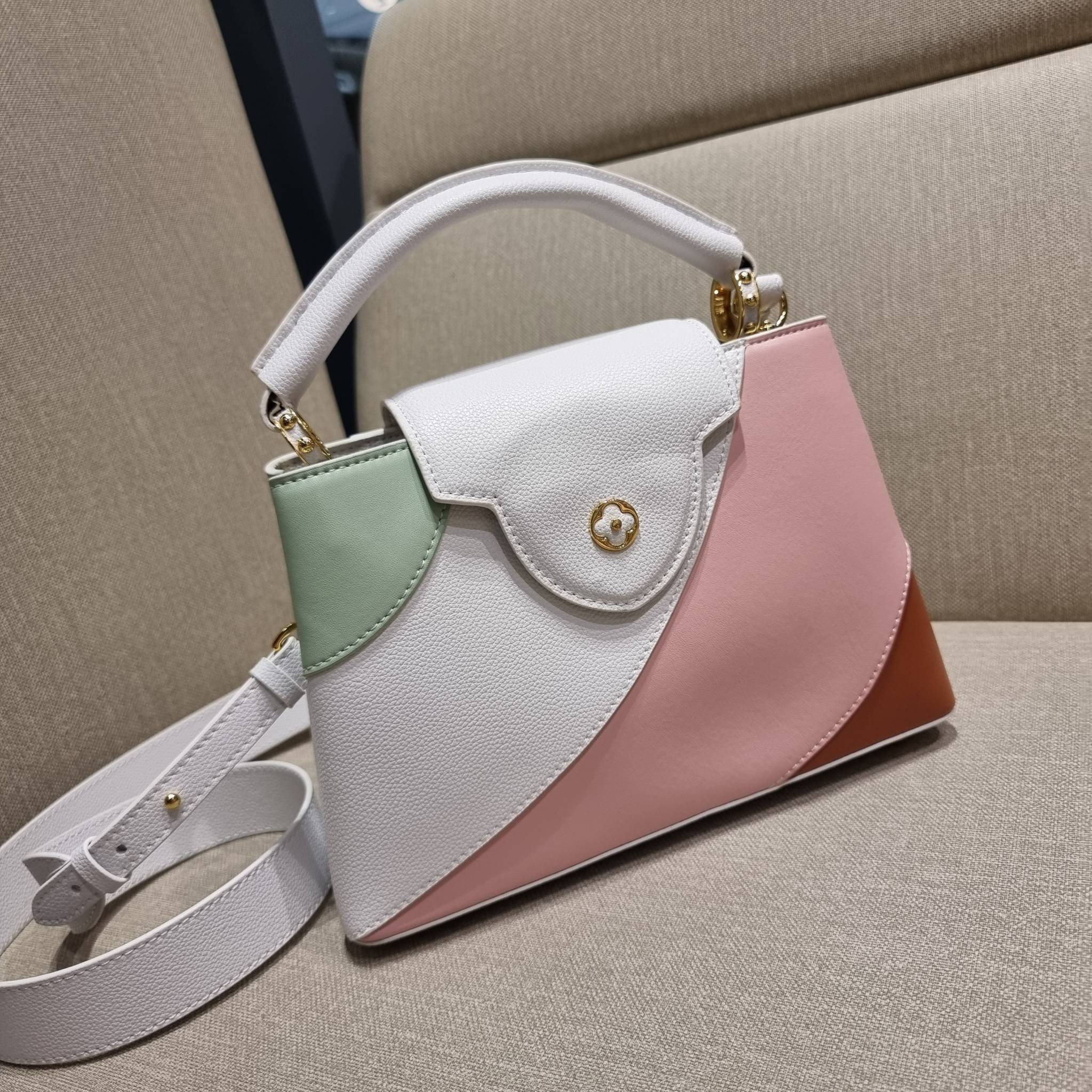 LV capucines top handle ที่สุดของความสวยในราคาเบาๆ กระเป๋าถือสุดหรู ดีไซน์ทรงคลาสสิค พร้อมลวดลายหรูหรา มาพร้อมหูจับในตัว ด้วยรูปทรงวินเทจและวัสดุหนังแท้ ขับผิว ทำให้ไอเท็มนี้สะกดทุกสายตาจริงๆ และยังมีลูกเล่นที่ฝาปิดกระเป๋า ที่สามารถปิด หรือสอดด้านใน ก็เห็