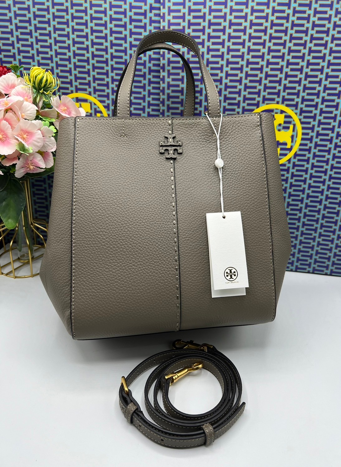 Tory Burch McGraw Leather Tote Bag / Tory Double T Tote Bag / TORY TOTE BAG พร้อมส่ง 4 สี กระเป๋าสะพายทรงโท้ท จุของได้เยอะใบนี้ตอบโจทย์ได้ดีมาก โทนสีเรียบง่าย แฝงไปด้วยความดูดี สุขุมและเป็นผู้ใหญ่
