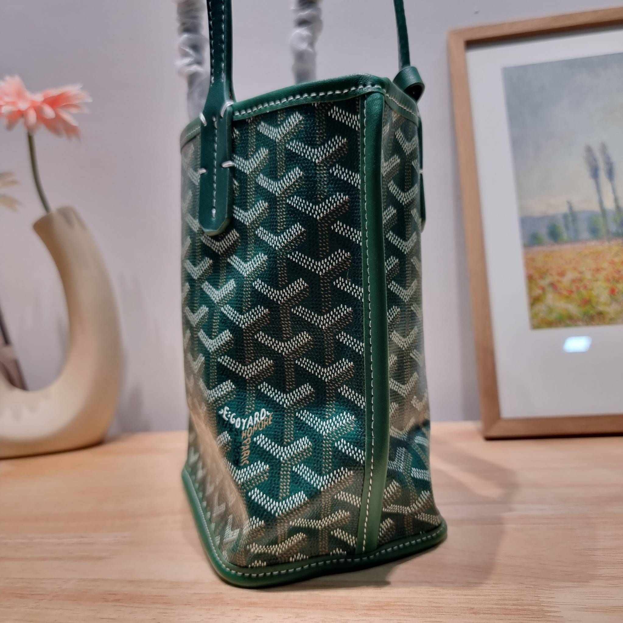 GOYARD MINI ANJOU REVERSIBLE TOTE ฮอตไอเท็ม กับกระเป๋าสะพายทรงโท้ท ไซส์มินิ กะทัดรัดมาก มาครบสีขายดี เลิศทุกสี รูปทรงคลาสสิค ดีไซน์เป็นเอกลักษณ์ ใช้งานได้หลากหลาย สามารถกลับด้านใช้ได้แบบไม่มีเบื่อ