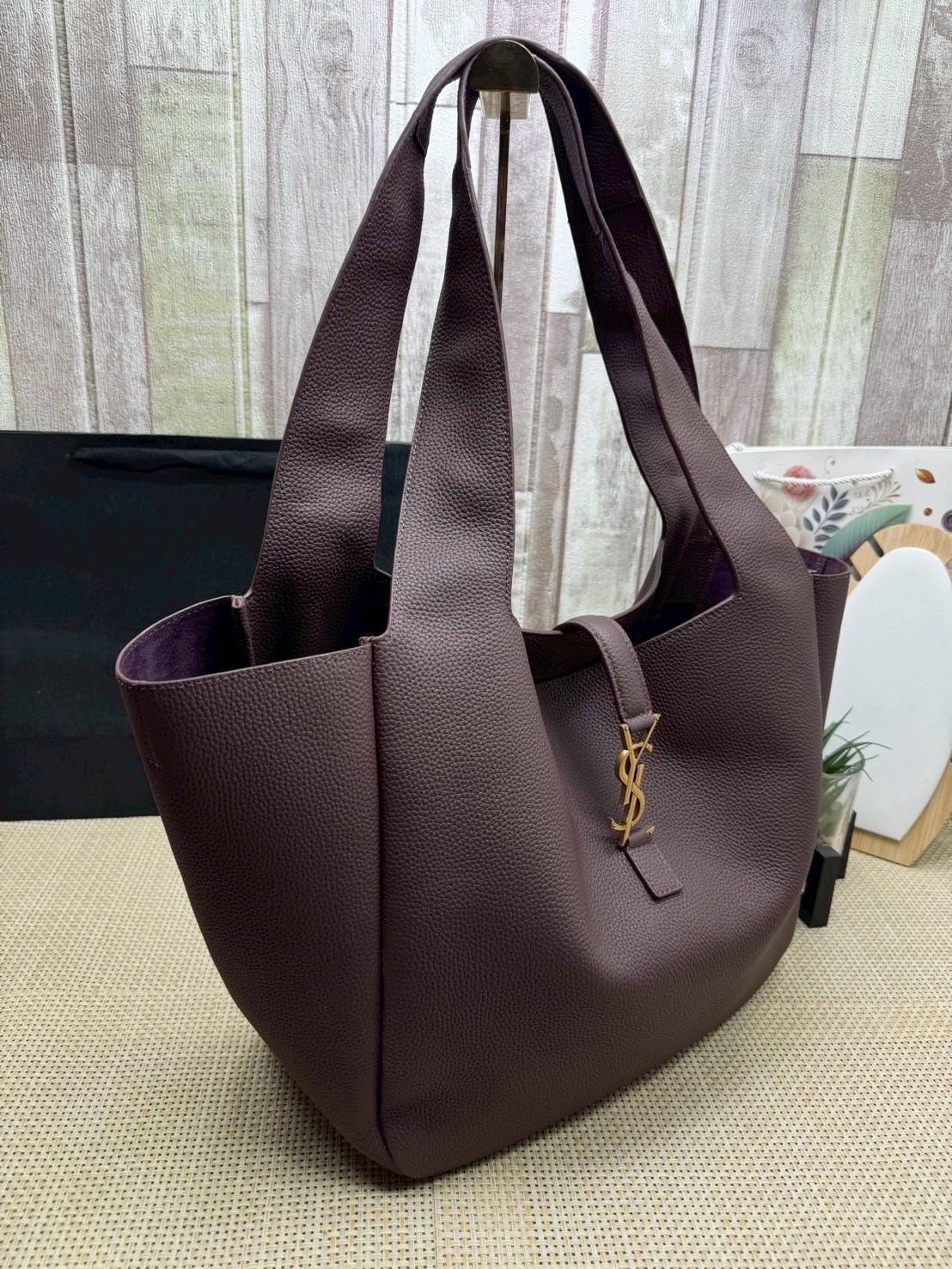 ORI หนังแท้ | YSL LE 5 À 7 BEA IN GRAINED LEATHER TOTE BAG กระเป๋าทรงโท้ทหนังแท้ลายเกรน สวยเด่นเป็นเอกลักษณ์ ดีไซน์เรียบแต่มาก สวยดูแพง ภายในโล่งกว้าง จุของได้เยอะ