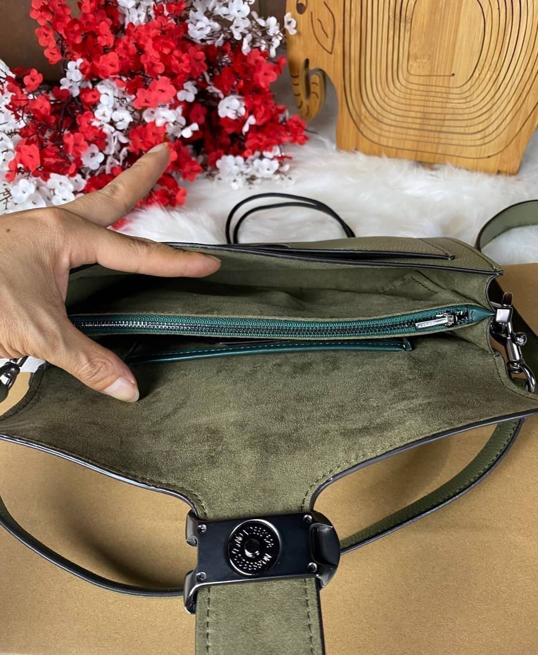 COACH TABBY SHOULDER BAG 26 ((73995)) พัฒนามากจากกระเป๋า Coach รุ่นดังยุค 1970 ทำจากผ้า Canvas เคลือบลายซิกเนเจอร์ หนังลายกรวดและหนังกลับ ด้วยวัสดุคลาสสิค มากับสายที่ถอดได้ถึง 2 สาย ไม่ว่าจะเป็นสายหิ้วหรือสายสะพาย หนังลายกรวดและหนังลูกวัวแบบเนื้อละเอียด แ