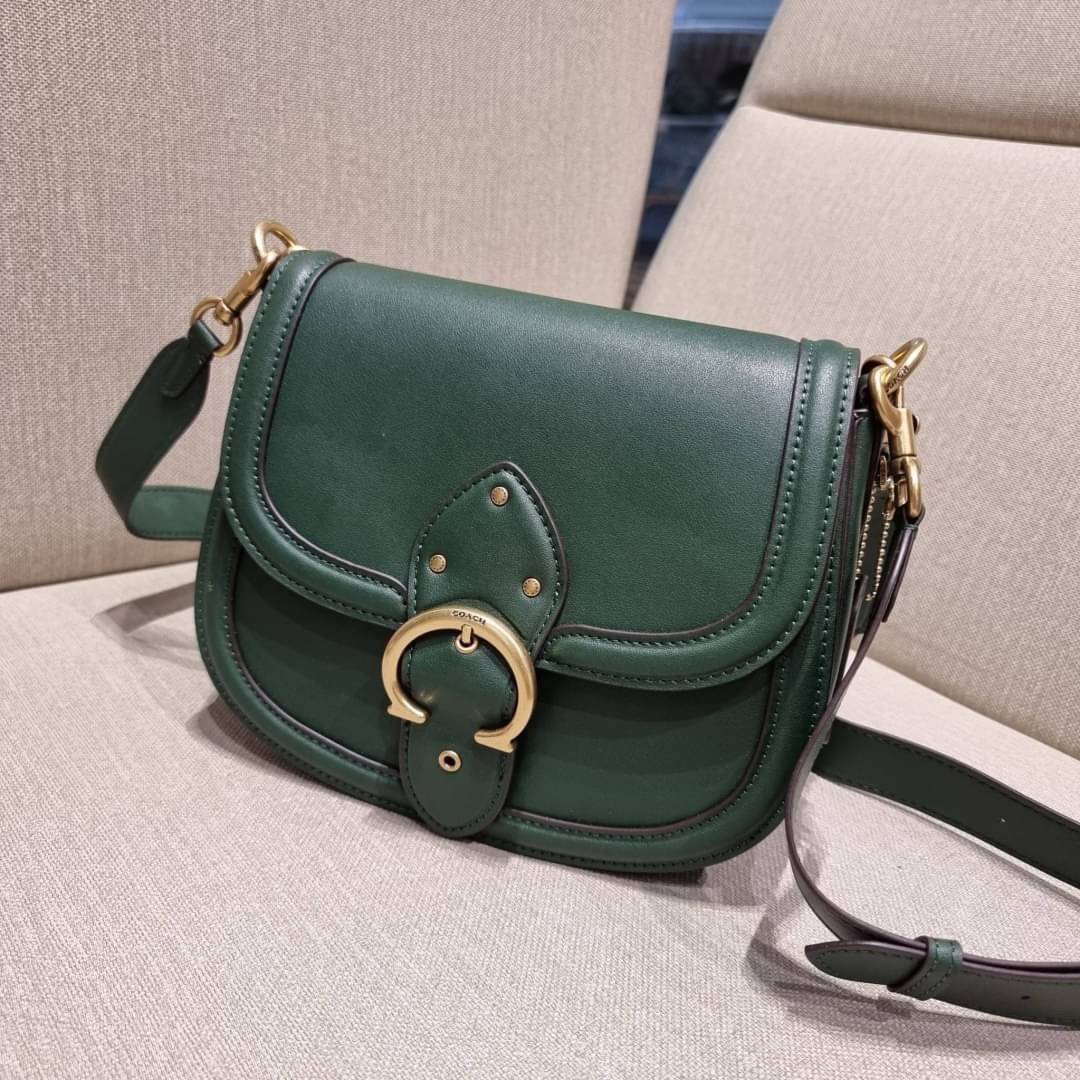 COACH C0749 BEAT SADDLE BAG The best item! ที่สาวๆรอคอย! ฮอตไฟลุก! สีหายาก ละมุนคุณหนู คอลเลคชั่นใหม่ ดีไซน์หรูหรา พิเศษมากๆมาพร้อมสายสะพาย 2 เส้น ใช้คู่กันหรือแยกสะพายก็สวยครบสูตร กระเป๋าสะพายทรง saddle คลาสสิค วัสดุหนัง glove-tanned ทนทาน เปิด-ปิดด้วยกร