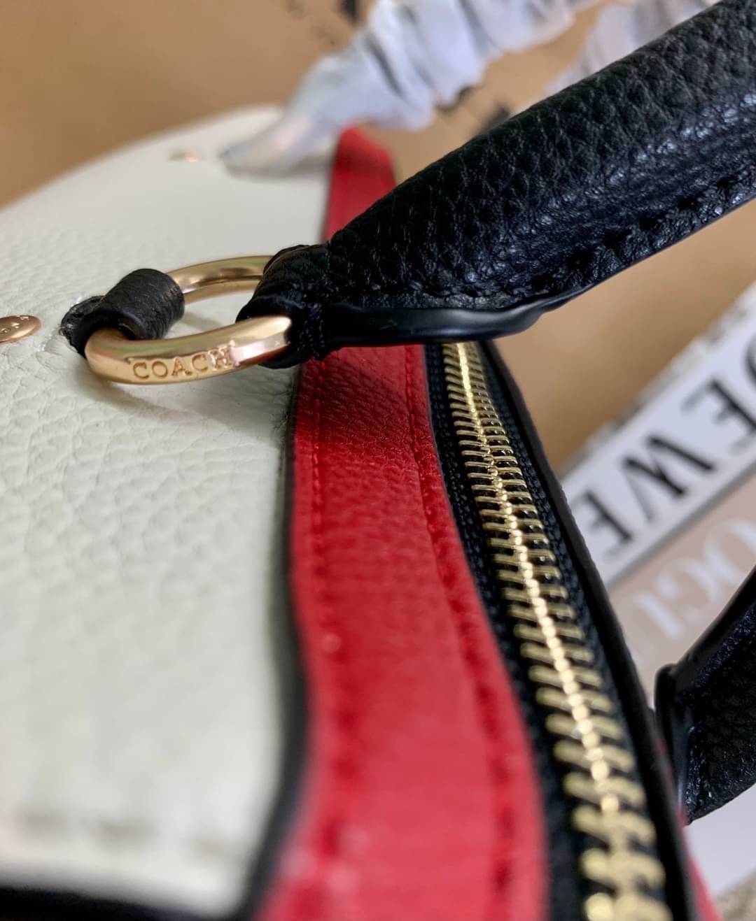 LIMITED EDITION💥 🌈สวย+คุณภาพ สินค้าต้องมีค่า Coach X Peanuts Rowan Satchel With Snoopy ((C6164)) พร้อมส่งที่ไทย ใหม่ล่าสุด ห้ามพลาดค่าา! สวยกันให้สุด กับกระเป๋าทรงหมอน ขนาดกลางกำลังดี หนังแท้นิ่ม ลายหนังสวยงามมากๆค่ะ 🔺ด้านหน้ามีโลโ