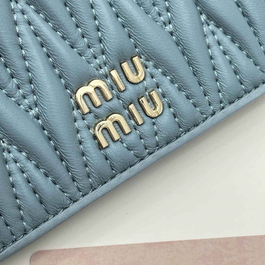 Miu Miu Small matelassé nappa leather wallet กระเป๋าสตางค์หนังแนปป้า ตกแต่งโลโก้หรูหราเป็นเอกลักษณ์