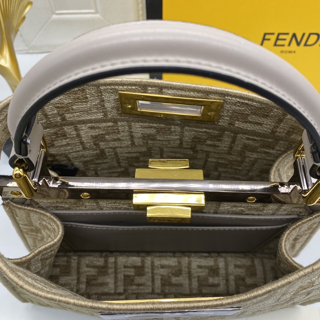 Fendi peekaboo 25cm เกรดออริจินอล กระเป๋าเฟนดิ คลาสสิกตามแบบฉบับแบรนด์ วัสดุคุณภาพอย่างดี เพิ่มความหรูหราและโดดเด่นด้วยการตกแต่งลวดลายโลโก้เด่นชัดทั้งใบ และด้วยขนาดที่กะทัดรัดและดีไซน์ที่เรียบหรูนี้ จึงสามารถนำไปแมทช์กับการแต่งตัวได้ง่าย ไม่ว่าจะเป็นสไตล์