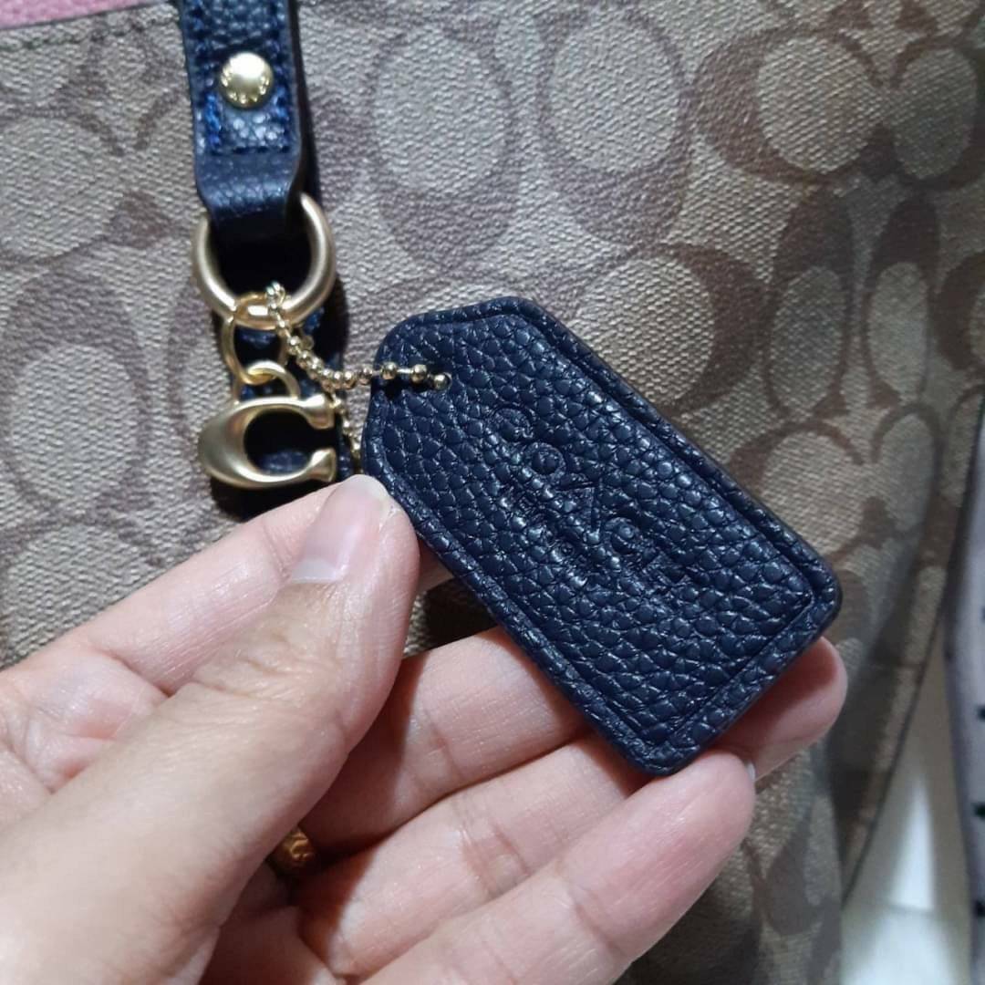 COACH 2319 MAY TOTE IN COLORBLOCK SIGNATURE CANVAS กระเป๋าโท้ท ดีไซน์ใหม่ล่าสุด!! 💕💕 เก๋ตรงปากกระเป๋า คล้ายกระเป๋าซ้อนในตัว สีตัดกับตัวกระเป๋าได้อย่างลงตัว ทรงสวย ใบใหญ่ใส่ของได้เยอะ เปิด-ปิดด้วยซิป รูดใช้งานง่าย ภายในโล่งกว้าง ด้านหลังมีช