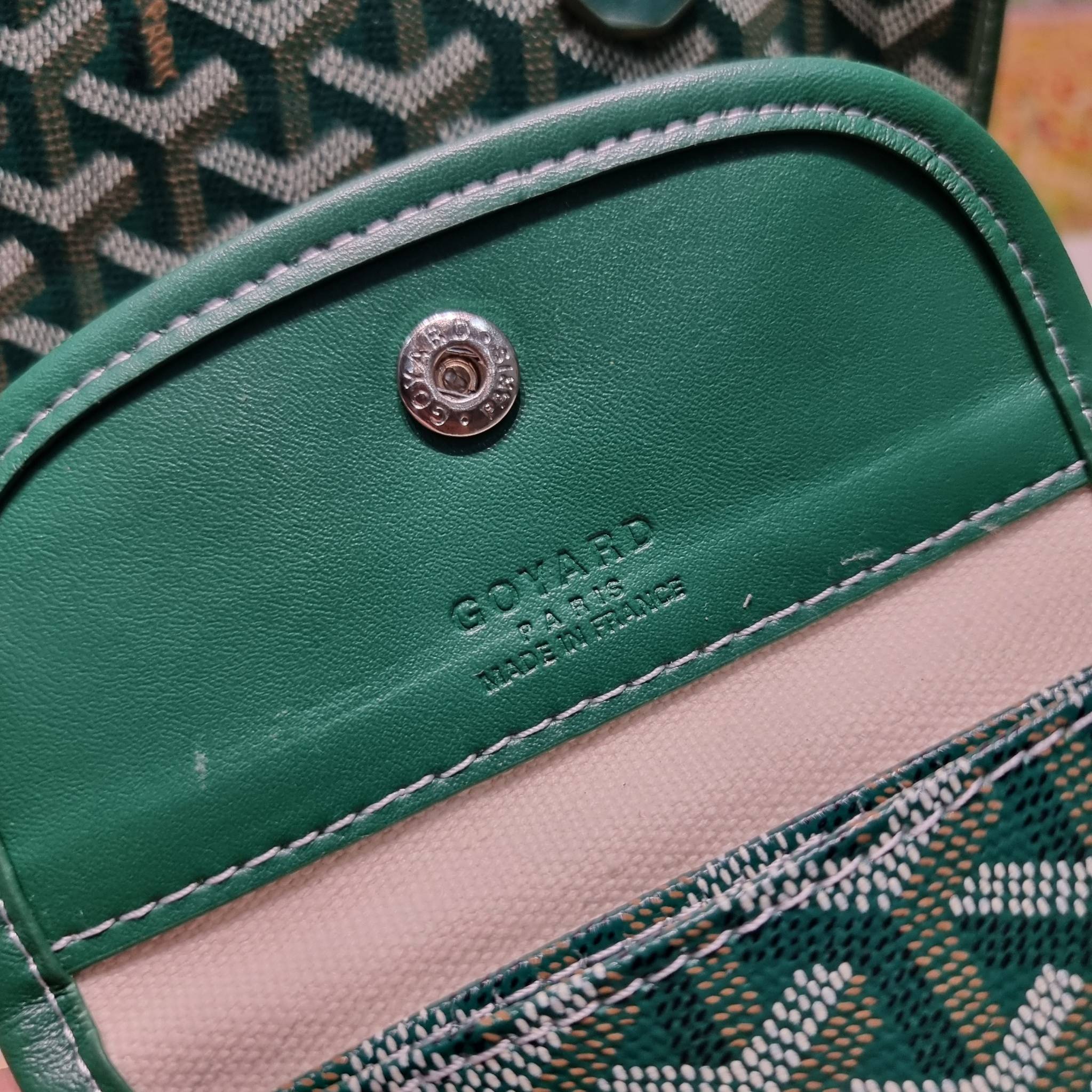 GOYARD MINI ANJOU REVERSIBLE TOTE ฮอตไอเท็ม กับกระเป๋าสะพายทรงโท้ท ไซส์มินิ กะทัดรัดมาก มาครบสีขายดี เลิศทุกสี รูปทรงคลาสสิค ดีไซน์เป็นเอกลักษณ์ ใช้งานได้หลากหลาย สามารถกลับด้านใช้ได้แบบไม่มีเบื่อ