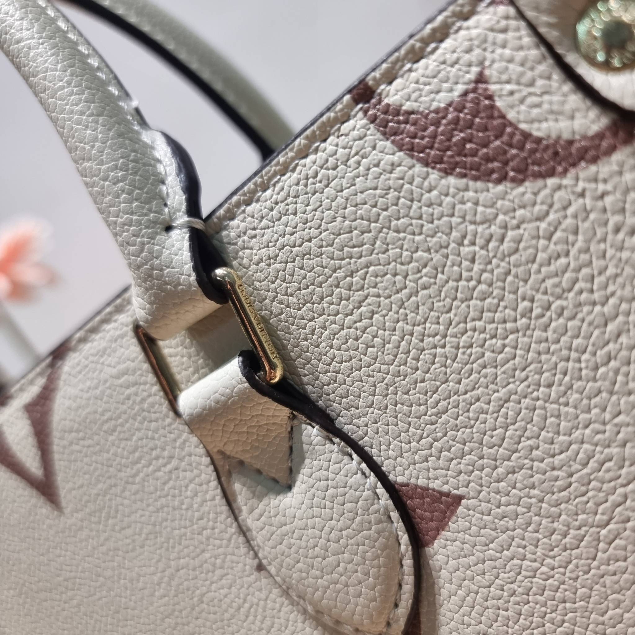 LV Onthego / LV crossbody tote bag กระเป๋าทรงโท้ทเวอร์ชั่นดั้งเดิม ที่คลาสสิค ผู้ดี หรูหรา โทนสีใช้งานง่าย ได้ทุกลุค ทุกสไตล์ วัสดุหนังลูกวัว ผิวลายเกรน มาพร้อมหูจับในตัว คล้องแขนก็ดูแพง หรือจะเกี่ยวสายครอสสะพายก็อัพลุคได้เลย ภายในโล่งกว้างมาก มีอะไหล่เกี