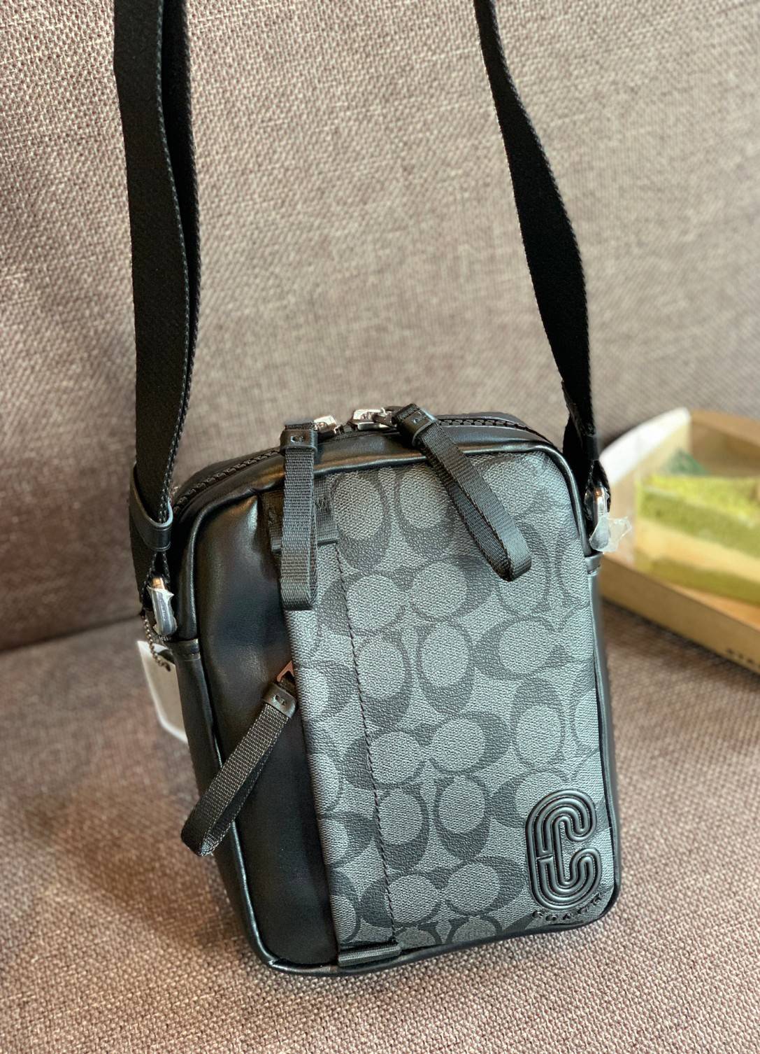 รุ่นที่คุณผู้ชาย2021 ต้องมีค่ะ💥 COACH 6788 EDGE STRADDLE SHOULDER BAG พร้อมส่งที่ไทย น่าใช้มากๆค่าา🔥 กระเป๋าสะพายแบบครอสบอดี้ร์ ทรงสวย หนังแท้นิ่มอย่างดีค่ะ ด้านหน้ามีช่องซิปซ่อนให้หนึ่งช่องนะคะ เปิดปิดช่องหลักแบบซิปคู่ภายในลึก ใส่ของจำเป็