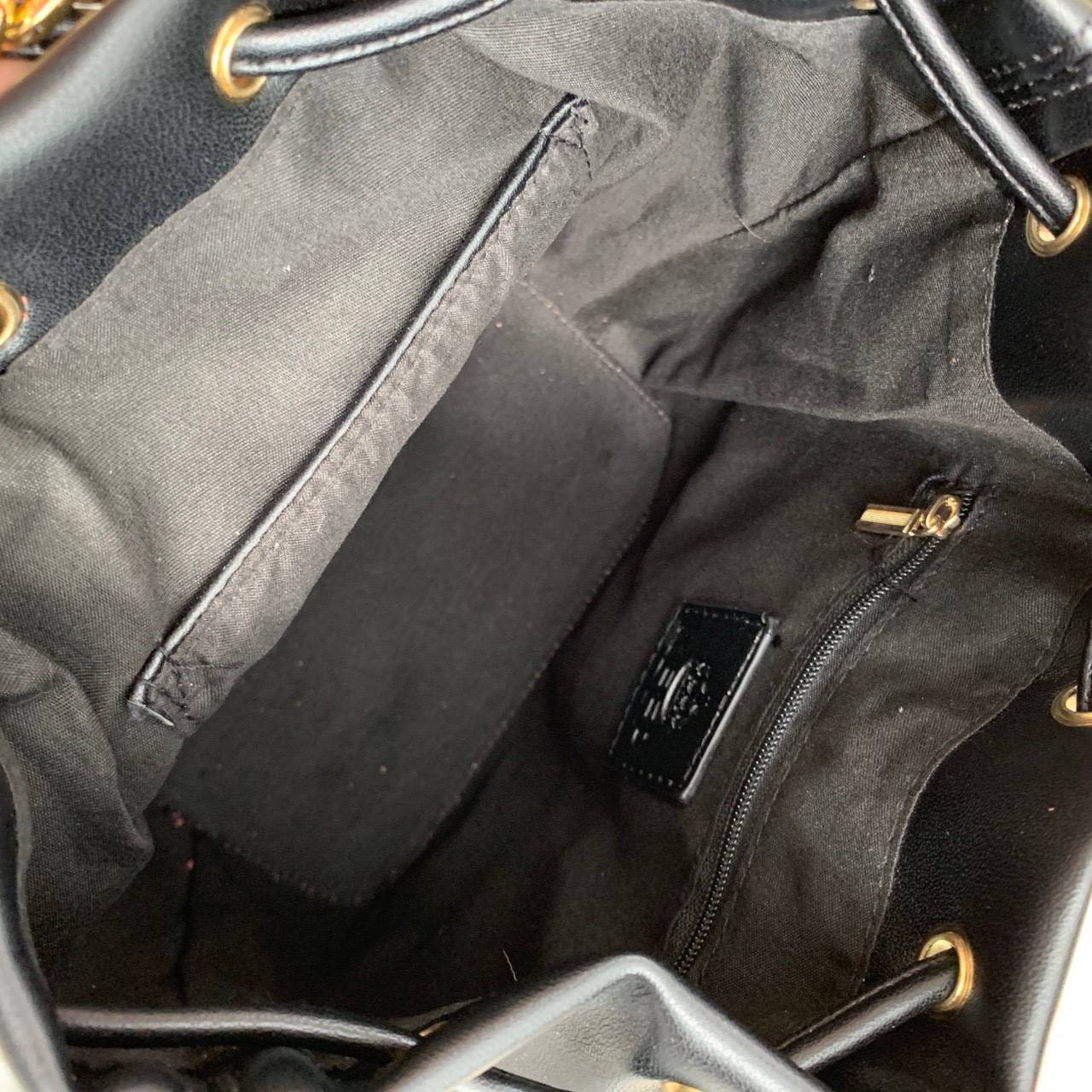 รุ่นใหม่ล่าสุด สวยมากๆค่า รุ่น New KEEP Minny bucket bag ทรงเก๋ สวย น่ารัก ขนาดตอบทุกโจทย์การใช้งาน เห็นแล้ว *หลงรักเลยคะ *ใบนี้ซื้อ1ได้ถึง2 มีกระเป๋าใส่ของใบเล็กด้านในให้อีก 1 ใบนะคะ 🌲ตัวกระเป๋าขนาดกำลังดีหนังเนื้อดีนิ่มมากๆคะ ดูแลรักษาง่าย ด้านใ