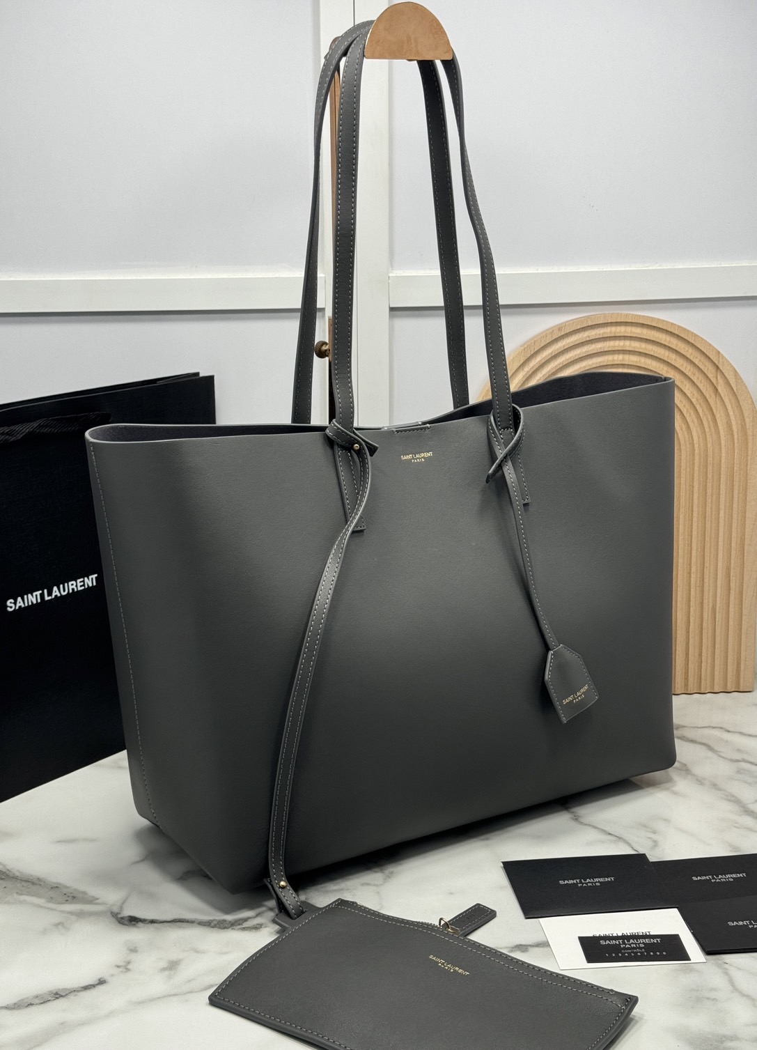 YSL Shopping Large Tote Bag กระเป๋าทรงโท้ทใบใหญ่หนังแท้ ภายในโล่งกว้าง จุของได้เยอะ เรียบหรูทรงสวย ดีไซน์ออกมาให้ใช้งานได้ทุกลุค ทุกโอกาส สวยคมชัดทุกสี