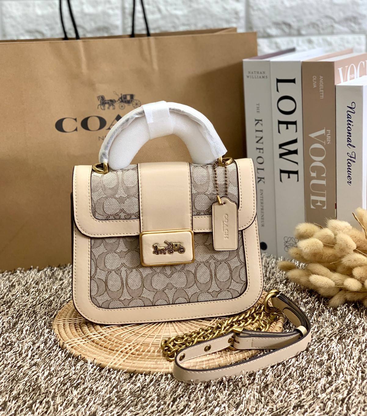 ใบจริงสวยหรูมากๆค่ะ💥 COACH ALIE TOP HANDLE IN SIGNATURE JACQUARD ((C4822)) พร้อมส่งที่ไทยค่ะ! กระเป๋าหิ้ว//สะพายข้าง วัสดุ Jacquard+หนังแท้ได้ลงตัวสวยงามมากๆค่ะ คลาสสิคสุดๆ เปิดปิดกระเป๋าแบบกดล็อค ช่องหลักกางออกได้กว้างสามารถใส่กระเป๋าเงินใบกลางได