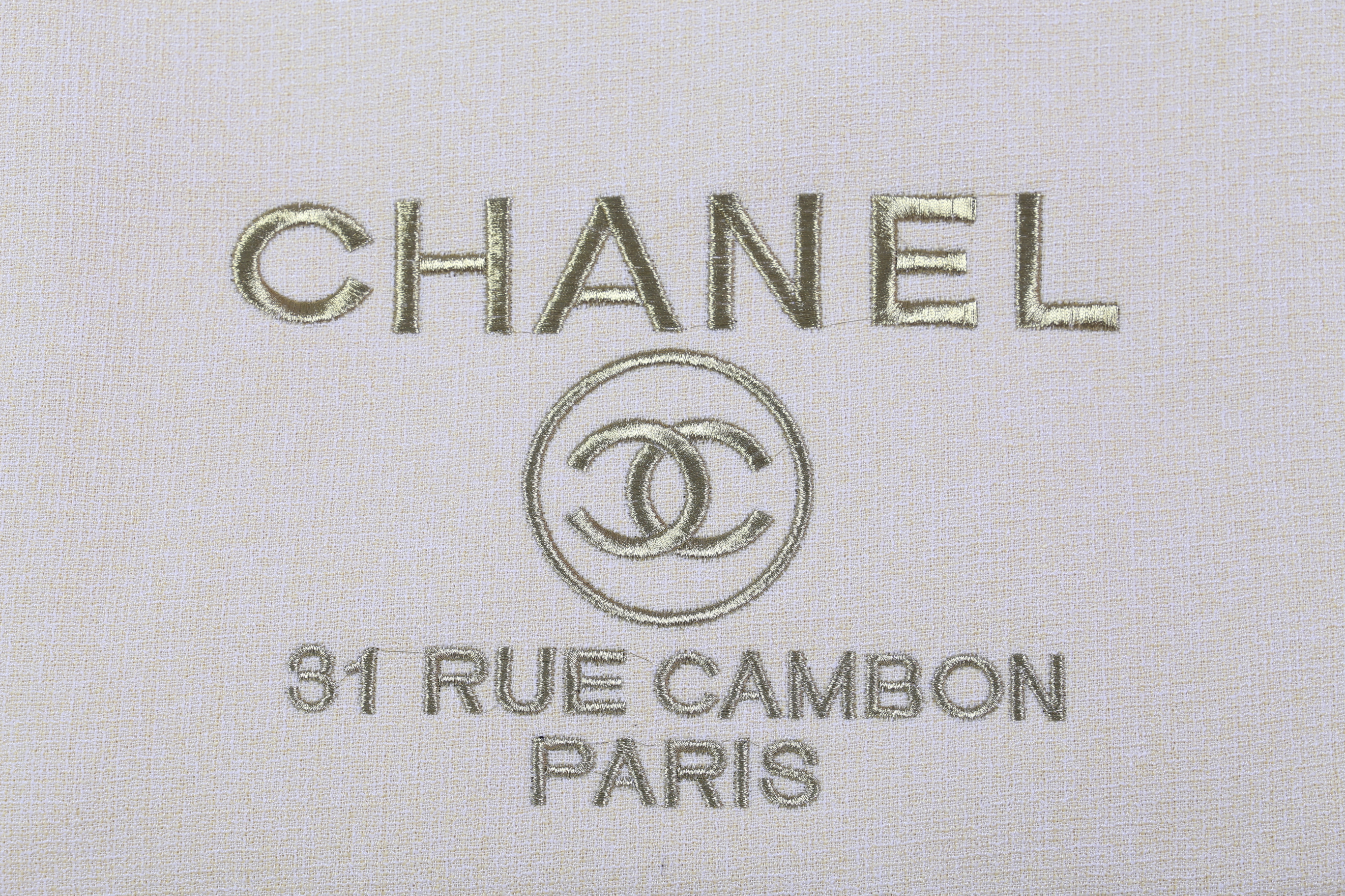 Chanel Tote canvas premium gift จากแบรนด์ Chanel กระเป๋าสะพาย Chanel Tote canvas โลโก้ปัก กระเป๋า ทรง Tote ผ้า canvas เนื้อหนาอย่างดี มีซับใน ด้านหน้าปักโลโก้แบรนด์หรู **จุดเด่นที่ หูจับมี 2 แบบคือ แบบสายหนัง และ โซ่ สามารถ สะพายไหล่ได้คะ ใบใหญุจุของคุ้ม