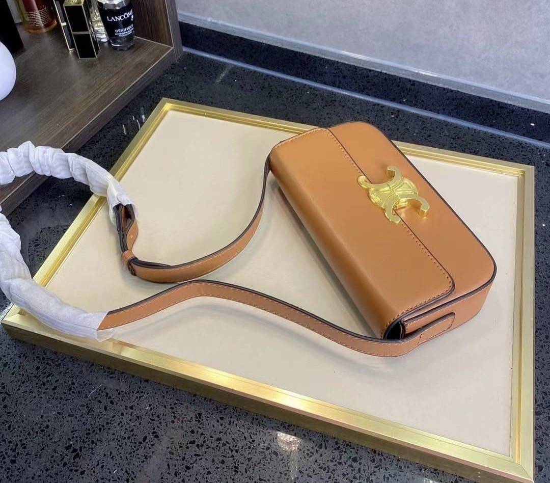 CELINE TRIOMPHE SHOULDER BAG VIP GIFT WITH PURCHASE-GWP พรีเมี่ยมกิ๊ฟ Limited Edition จาก CELINE PERFUME DUTY FREE COUNTER วัสดุหนังแกะสังเคราะห์เรียบ ดีไซน์ยอดนิยมสไตล์สาว LISA ทรงเหลี่ยมสวยหรูอยู่ทรง