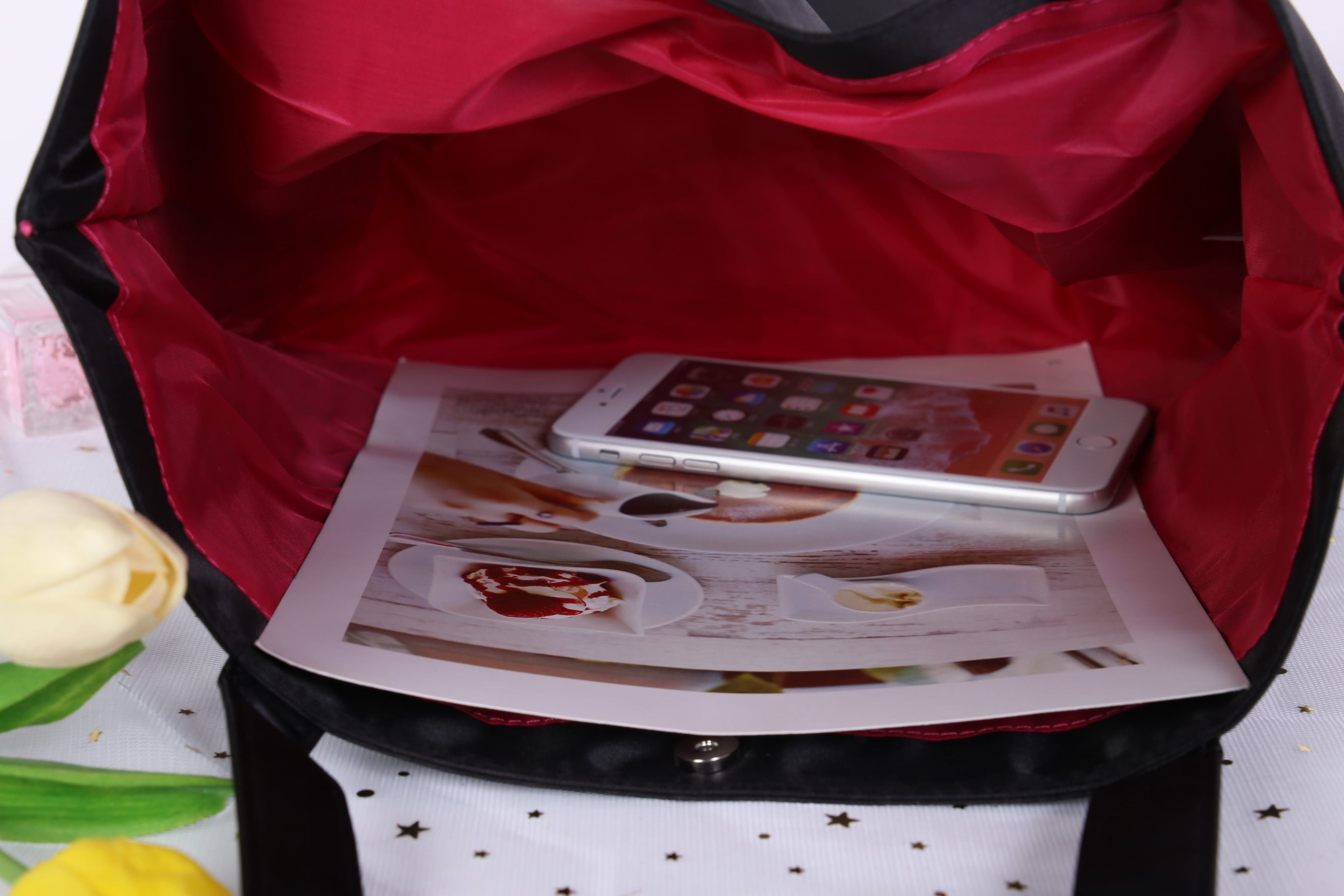 Chanel Satin Shoulder bag วัสดุ (Material) : Satin กระเป๋าสะพายข้าง ขนาดกำลังดีค่ะ ใส่เอกสารหนังสือได้นะคะ ด้านในซับผ้าลายเดียวกับสีกระเป๋าเลยค่ะ เป็นกระดุมแม่เหล็กเปิดปิด สินค้าพรีเมี่ยมแท้ แถมจากเค้าเตอร์แบรนด์ประเทศญี่ปุ่นค่ะ