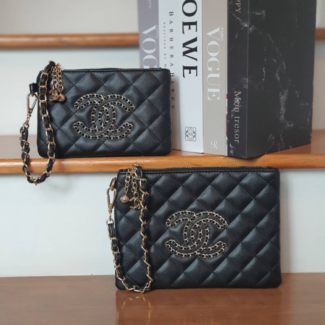 SIZE MINI : Chanel Clutch Bag Gift With Purchase (GWP) กระเป๋าคลัชพร้อมสายคล้องมือพรีเมี่ยมกิ้ฟรุ่นใหม่ล่าสุดจาก Chanel Make up Counter Dutyfree วัสดุหนังคาเวียร์สวยหรูอยู่ทรงประดับโลโก้แบรนด์ด้านหน้า เปิดปิดด้วยซิปสะดวกใช้ห้อยอะไหล่โลโก้แบรนด์สีทองเพิ่มด