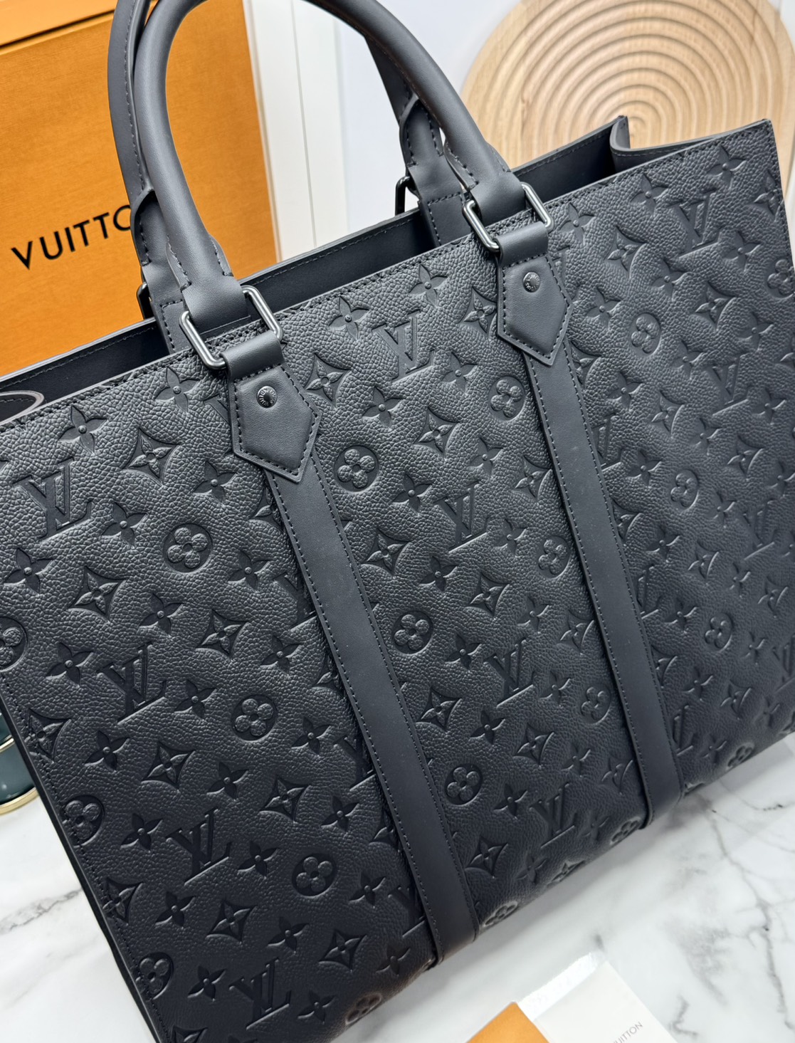 TOP ORI หนังแท้ | LV Sac Plat 24H Tote bag กระเป๋าโท้ทใบใหญ่ หนัง Taurillon ฉลุลายโมโนแกรมสวยหรูคมชัด สะท้อนความสง่างามเปี่ยมเสน่ห์สไตล์มัสคิวลีน ด้านในมีพื้นที่จุของได้มาก มีช่องแบ่งสัดส่วนด้านในไว้อย่างดี