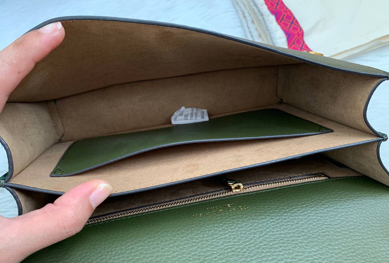 สวยจริงไม่จกตาจ้าา😘 TORY BURCH MILLER SHOULDER BAG BRAIDED STRAP LARGE ((81668)) พร้อมส่งที่ไทย! กระเป๋าหิ้วและสะพายไหล่ได้ในตัว หนังแท้ลายหนังสวยมากๆค่ะ ด้านหน้ามีอะไหล่โลโกแบรนด์ หรู สะพุดตาทีเดียว เปิดปิดกระเป๋าแบบฝาปิด ภายในมีช่องหลักใส่ของ2ช่