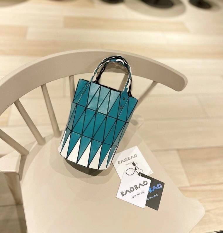 BAOBAO ISSEY MIYAKE BUCKET BAG / BAOBAO BASKET / ZIG-ZAG PATTERN TRIANGLE BASKET HANDBAG ภาพสินค้าถ่ายจากงานขายจริง ใช้งานต่างประเทศได้ค่ะ