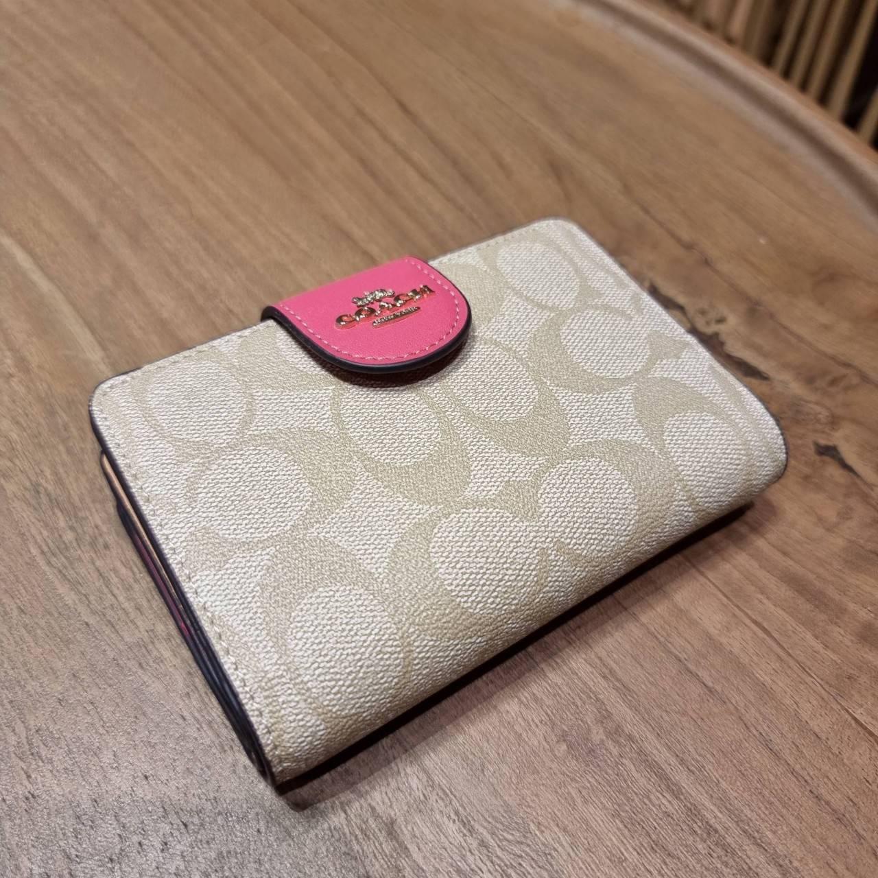 COACH C0082 MEDIUM CORNER ZIP WALLET IN SIGNATURE CANVAS ดีไซน์ใหม่ล่าสุด!! กระเป๋าสตางค์ใบกลาง 👛 ขนาดกำลังเหมาะมือ วัสดุหนังแคนวาสเคลือบลาย ดูแลรักษาง่าย มีช่องใส่บัตรและธนบัตรครบ และช่องซิปแยกไว้ใส่เหรียญ ครบเซ็ทแบบนี้เหมาะส่งต่อเป็นของขวัญที่สุ
