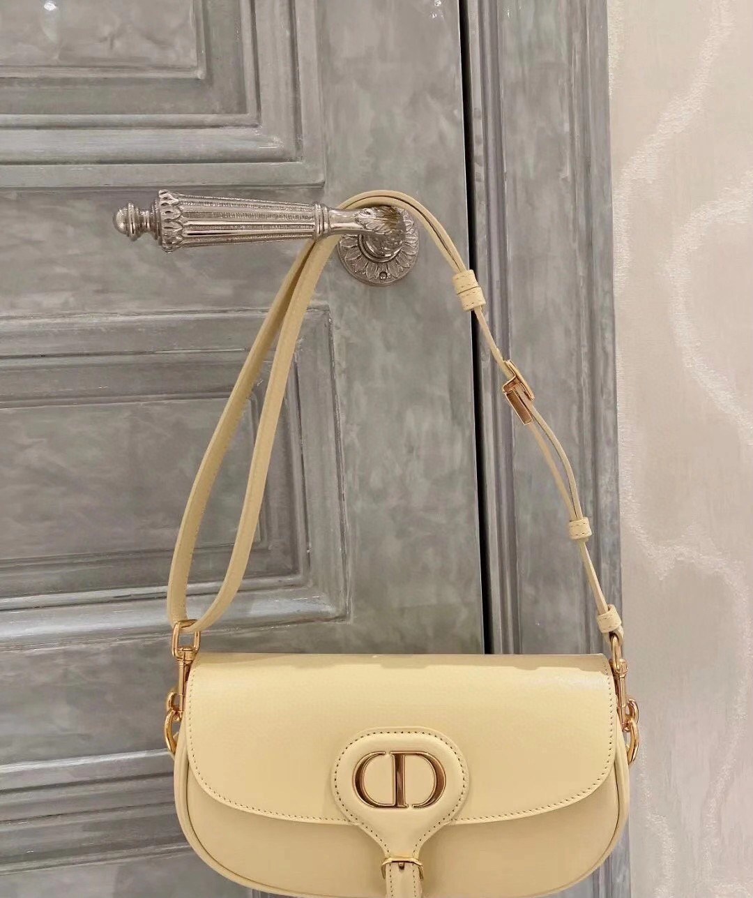 หนังแท้ DIOR BOBBY EAST-WEST BAG พร้อมส่งที่ไทย งานหนังแท้ทั้งใบเกรดออริจินอล ภาพสินค้าถ่ายจากงานขายจริง ใช้งานต่างประเทศได้ รุ่นใหม่ในฤดูกาลนี้ เพิ่มความทันสมัยให้กับซิลลูเอทของ Hobo ผ่านเส้นสายที่สง่างามและสัดส่วนที่กลมกลืนกัน สไตล์หนังลูกวัว โดดเด่นด้ว