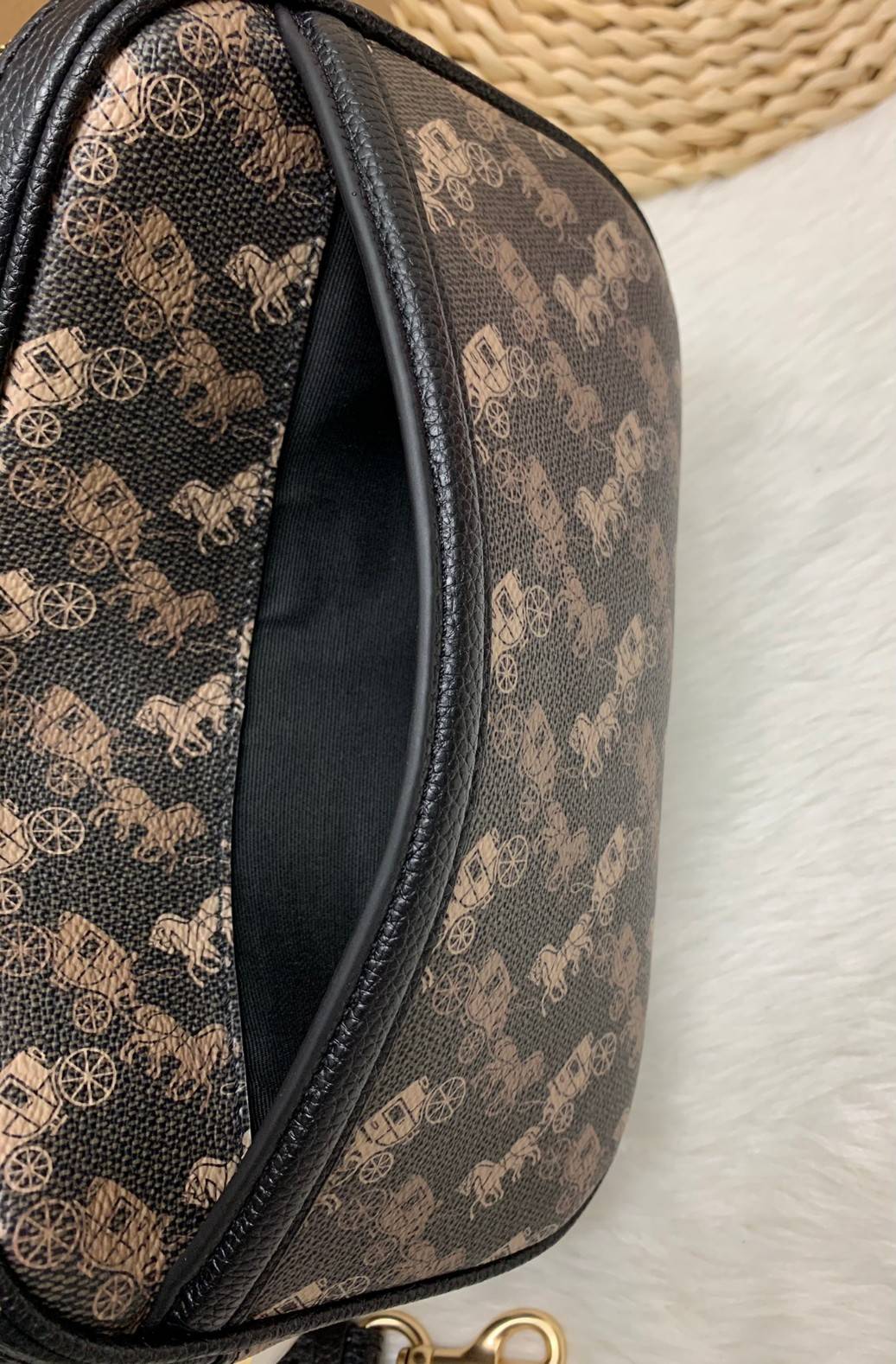 COACH JES CROSSBODY WITH HORSE AND CARRIAGE PRINT ((91109)) กระเป๋าสะพายครอสบอดี้ร์ หนังแท้นิ่ม ลายปริ้นรถม้าทั้งใบสวยงามมากๆค่ะ กระเป๋าแบ่งเป็น2ช่องซิปหลัก ช่องกว้างสามารถใส่กระเป๋าเงินใบยาวได้;ของจำเป็นได้ครบเลยค่ะ;มีช่องให้ใส่ของจุกจิก;พร้อมช่องโล่งด้า