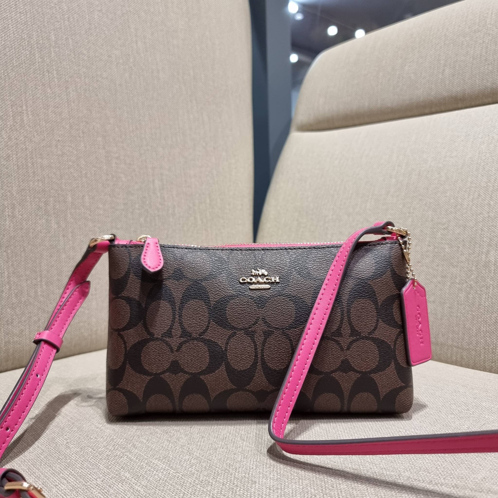 COACH C1653 ZIP TOP CROSSBODY SIGNATURE CANVAS คอลเลคชั่นใหม่ ปังและสวยไปอีกหนึ่ง สาวๆตามหาต้องไอเท็มนี้ กระเป๋าสะพายข้าง ใช้งานง่าย สายสะพายในตัว ปรับได้สบายๆ ดีไชน์รูปทรงออกมาคลาสสิค น่าใช้ วัสดุหนังแคนวาส เปิด-ปิดด้วยซิป ภายในเป็นช่องโล่ง มีช่องใส่บัตร