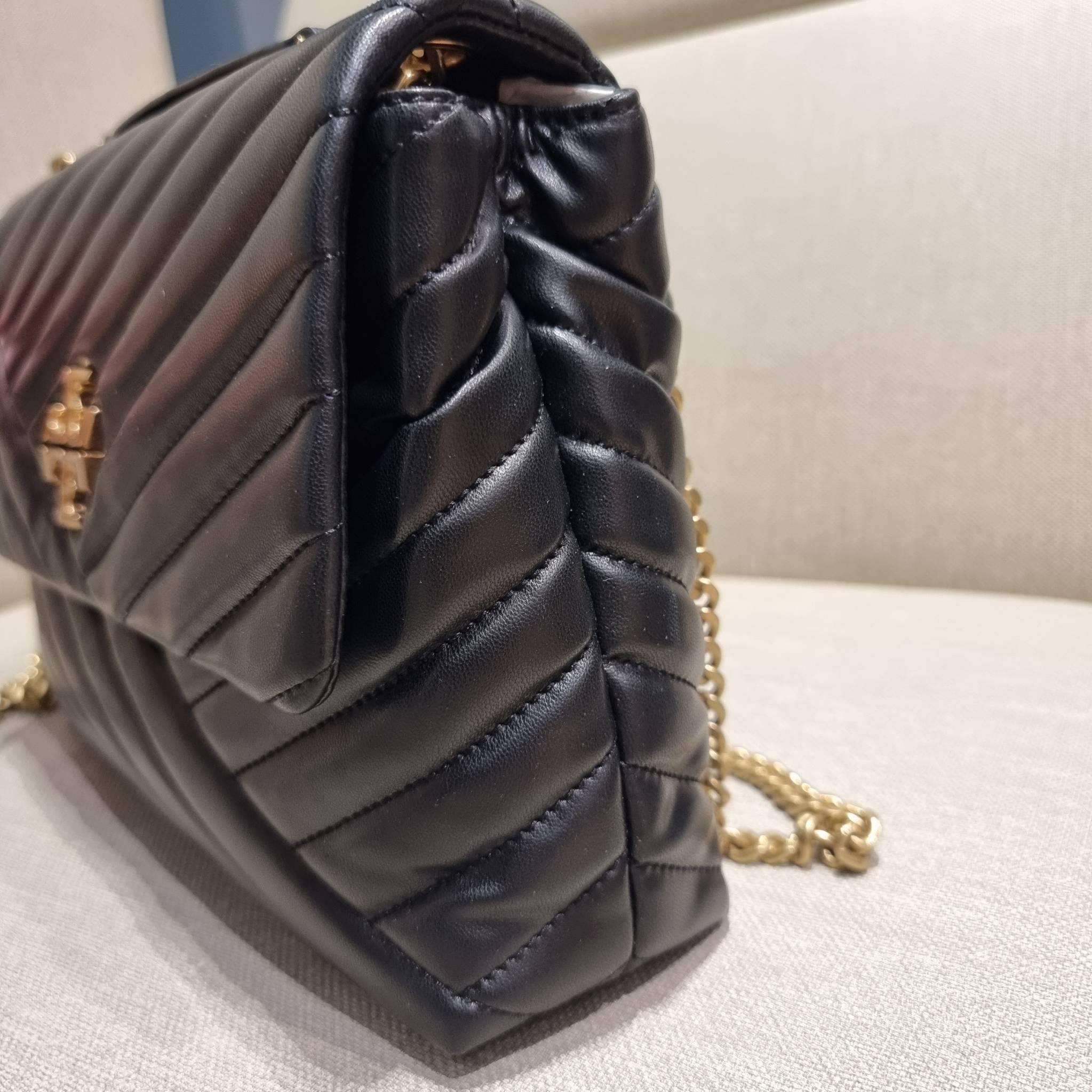 TORY BURCH KIRA CHEVRON CONVERTIBLE SHOULDER BAG กระเป๋าสะพายรุ่นยอดฮิต ไซส์ใหญ่จัดเต็มให้เน้นๆ ใช้ยังไงก็ดูหรู ดีไซน์เฉพาะตัว วัสดุหนังแกะ สัมผัสนิ่ม เปิด-ปิดด้วยกระดุมแม่เหล็ก ภายในเป็นช่องโล่ง แบ่งสัดส่วนไว้ดีมากๆ ใส่กระเป๋าสตางค์ มือถือ เครื่องสำอางค์