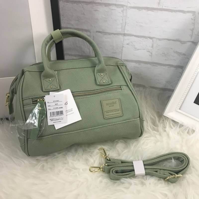 มาใหม่ชนช็อป Anello Boston Bag PU 2 way รุ่นสุดฮิตแห่งปี Anello Boston Bag ใหม่ล่าสุด รุ่น PU หนังนิ่มสวย ทรงนี้ฮิตอยู่แล้ว พอมีรุ่นหนังออกมา ก็ยิ่งขายดีมากๆค่ะ รูปทรงสี่เหลี่ยม ใบขนาดกลางกำลังดี มาพร้อมสายสะพายยาวที่ปรับระดับได้ free หนังสวยมากๆ น้ำหนักเ