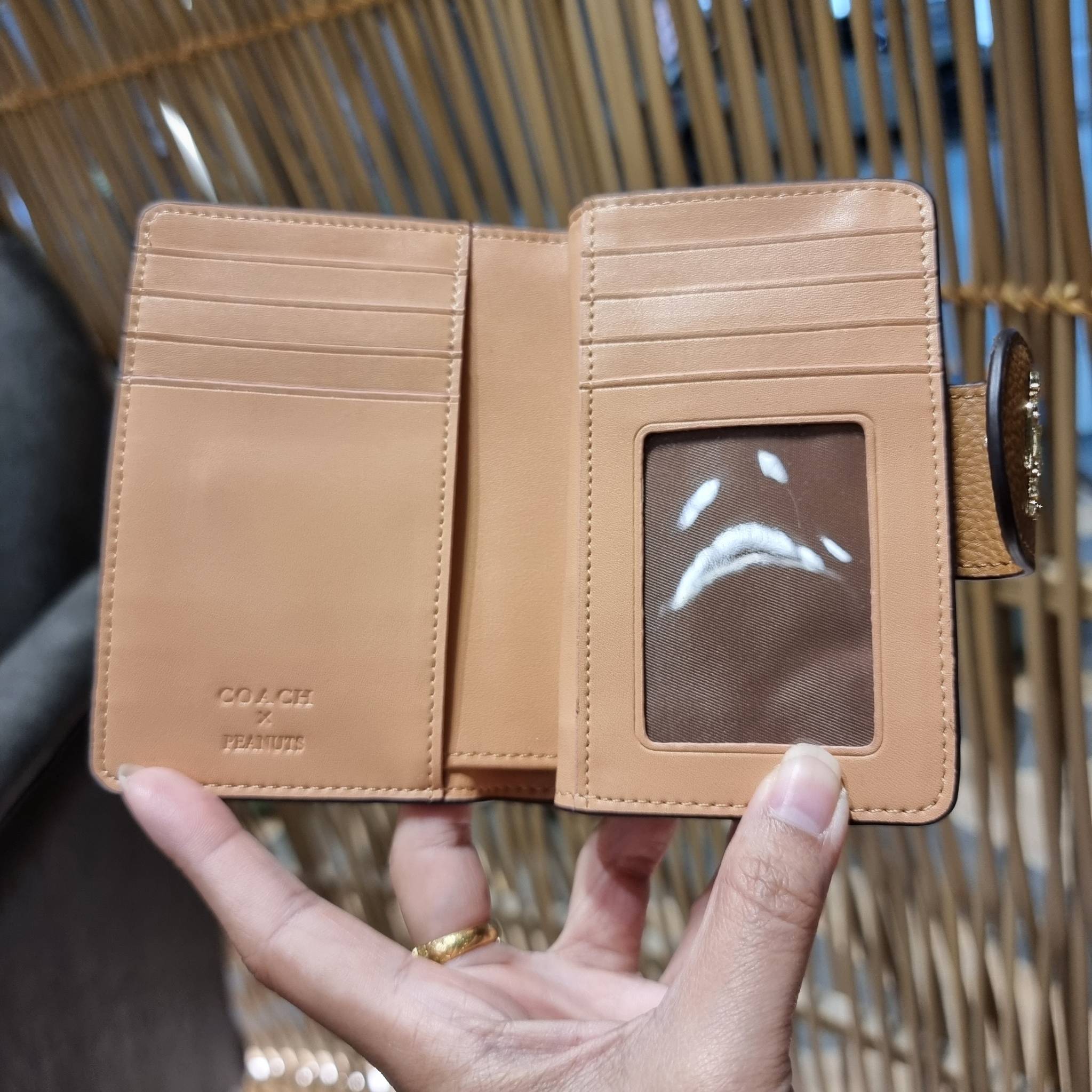 COACH C4899 MEDIUM CORNER ZIP WALLET WITH SNOPPY PRINT น้องใหม่คอลเลคชั่นสุดชิค ดีไซน์ลายพริ้นท์ผองเพื่อนสนูปพี น่ารักน่าใช้ เพิ่มลูกเล่นให้กระเป๋าสตางค์ของคุณไปอีก กับกระเป๋าสตางค์ใบกลาง ขนาดกำลังเหมาะมือ วัสดุหนัง pepble ทนทาน มีช่องใส่บัตรและธนบัตรครบ 