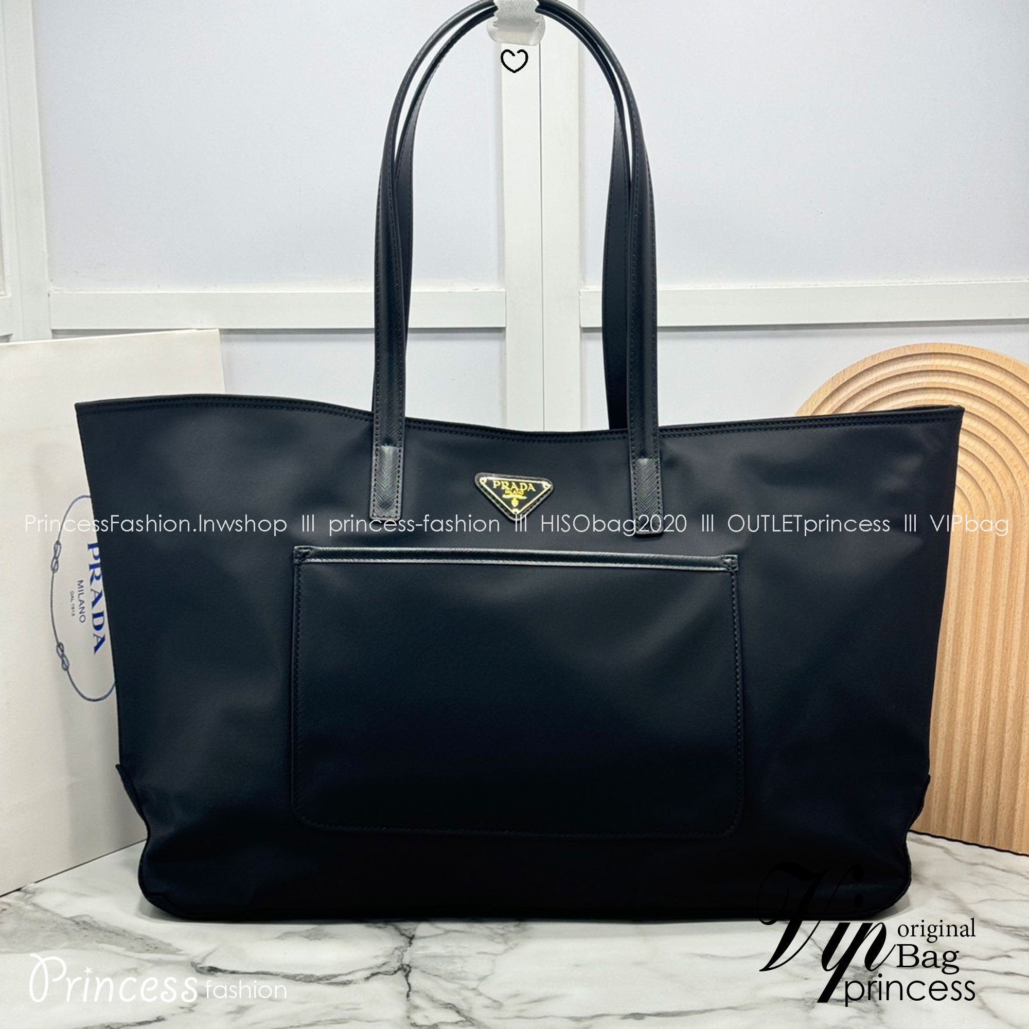 ORI หนังแท้ | Prada Re-Edition 1978 Tote Bag กระเป๋าสะพายทรงโท้ทใบใหญ่เรียบหรู งานผ้าไนลอนมีเสน่ห์เหนือกาล ดีเทลหนัง Saffiano หรูหราช่วยเติมเต็มแอกเซสซอรีที่มีพื้นที่ใช้สอยมากมายใบนี้ให้ลงตัว