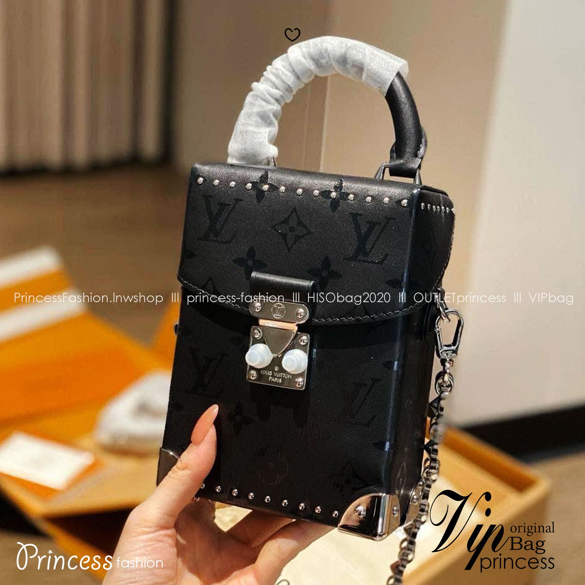 LV Camera Box Leather Bag กระเป๋าทรงกล้องสีดำคลุมโทนสวยคลาสสิก ปั้มลาย Monogram Flower ให้กลิ่นอาย edgy สไตล์ร็อกแอนด์โรล ไอเท็มหรูหราย้อนยุค ผสมผสานความทันสมัย