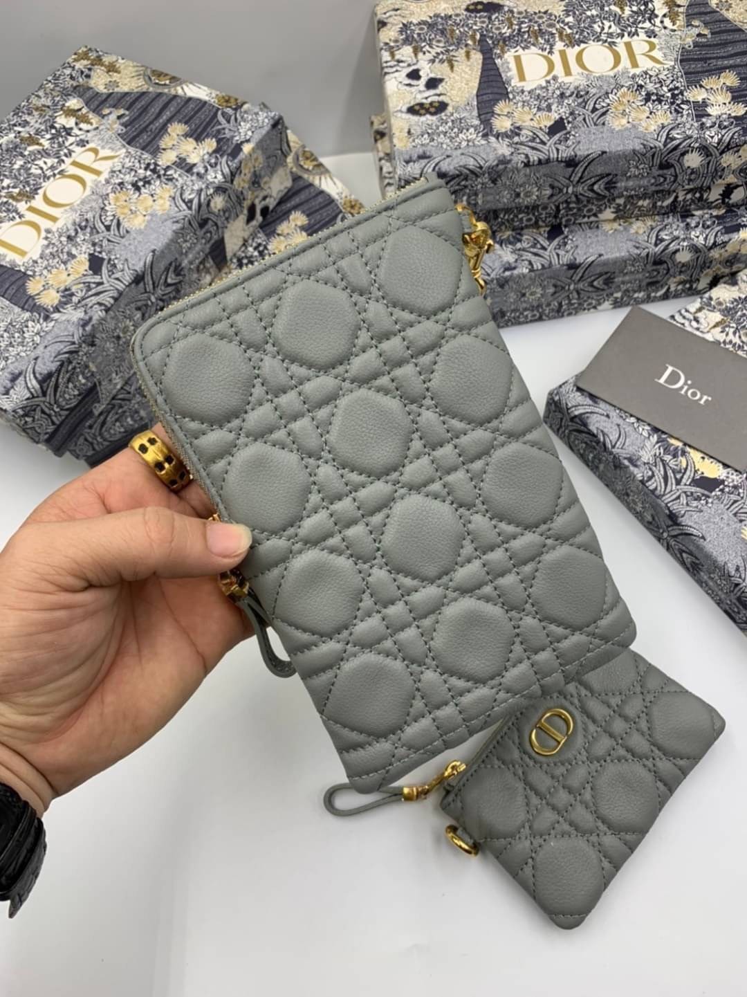 VIP 】CHRISTIAN DIOR PHONE BAG 2 in 1 DOUBLE BAG กระเป๋าเซ็ท 2 ใบ มีสายสะพายข้าง ถอดออกใช้งานได้ ถือว่าคุ้มมากๆเลยค่ะ สามารถใช้งานแยกกันได้ ใส่สายสะพายหรือ ถือได้ วัสดุหนังแท้ สวยงามนุ่มฟู น่ารักมากๆ เลยน้าาา