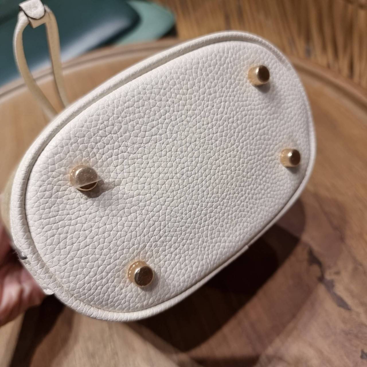 COACH C5121 DEMPSEY 15 DRAWSTRING MINI BUCKET BAG น้องคนสวยมาใหม่จ้า รุ่นใหม่กริ๊บ!! ยังไม่เข้าช็อปไทย ละมุนคุณหนูต้องมาแล้วแหละ กระเป๋าทรงถังไซส์มินิ ใช้งานง่ายด้วยการรูดหนังปิดรอบปากกระเป๋า ทุกอย่างลงตัวที่สุด!! มาพร้อมตัวห้อยรูปหัวใจสีทองกุ๊กกิ๊ก น่ารั