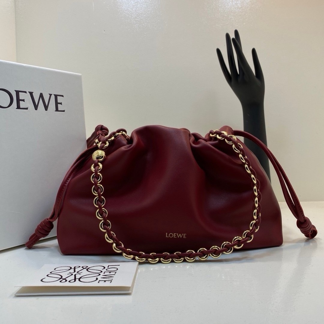 Loewe Medium Flamenco purse in mellow nappa ใหม่ล่าสุด กับแบรนด์หรู กระเป๋าสะพายงานหนังเต็ม หนังแท้สวยมาก ให้สัมผัสนุ่มสบายผิว มาพร้อมสายสะพายร้อยห่วงสีทองหรูหรา ตัดกับสีกระเป๋าสวยงามได้อย่างลงตัว