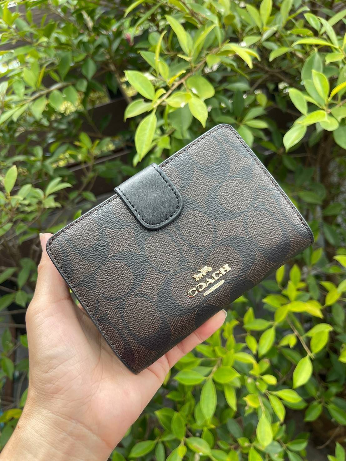COACH MEDIUM CORNER ZIP WALLET กระเป๋าสตางค์ขนาดกลางที่ถือว่าเป็นไอเทม Must Have ของทุกเพศทุกวัยที่ต้องพกติดตัวไว้ตลอดเวลา เพราะนอกจากจะช่วยจัดเก็บเงิน บัตรประชาชน บัตรเครดิตและต่าง ๆ ให้เป็นระเบียบเรียบร้อยยังต้องคำนึงถึงประโยชน์ใช้สอยร่วมด้วย กระเป๋าสตา