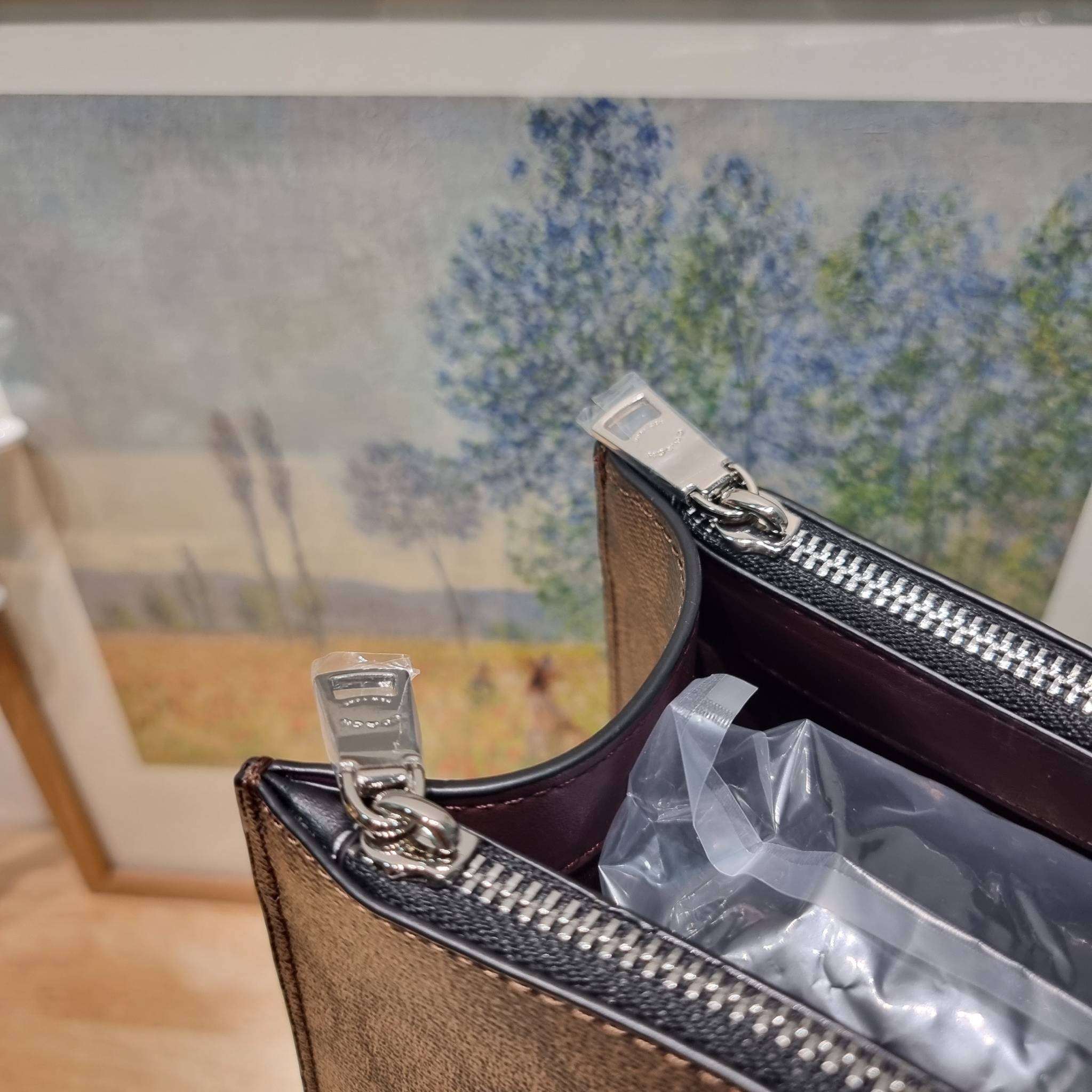 COACH NINA TOTE IN SIGNATURE CANVAS CL399 พร้อมส่ง 2 สี กระเป๋าโท้ทสะพายไหล่ ใบใหญ่ คอลเลคชั่นใหม่ ตอบโจทย์คนที่ชอบใส่ของเยอะๆได้อย่างดี ดีไซน์รูปทรงคลาสสิค เรียบหรู