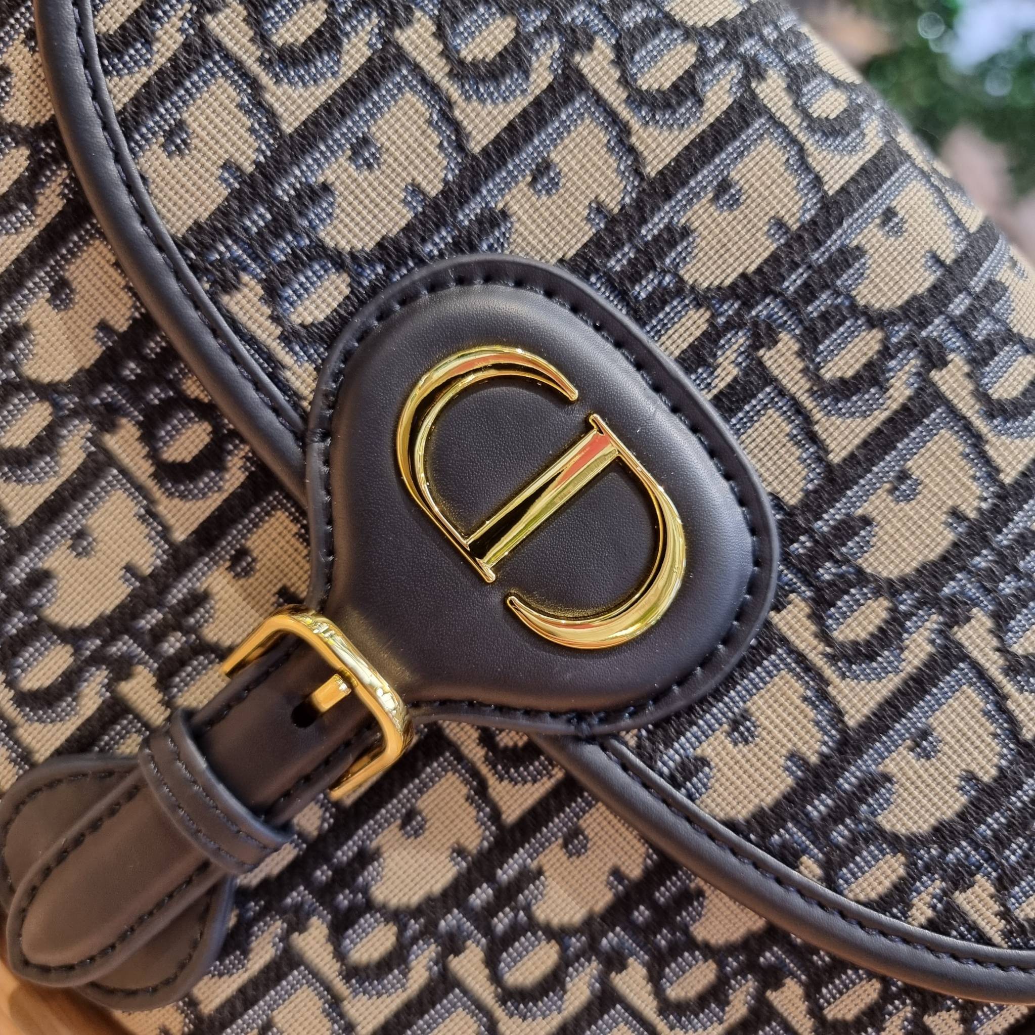 DIOR CD MEDIUM BOBBY BAG กระเป๋าสะพายข้างพรีเมี่ยมกิ๊ฟทรงสวย ดีไซน์ย้อนยุค เป็นเอกลักษณ์ไม่เหมือนใคร เปิด-ปิดด้วยกระดุมแม่เหล็ก ใช้งานง่าย อะไหล่ทองดูหรู ภายในเป็นช่องโล่ง มาพร้อมสายสะพาย crossbody ถอดออกได้ ปรับได้ จะถือเป็นคลัทช์ออกงานก็ได้ สะพายไปทำงาน