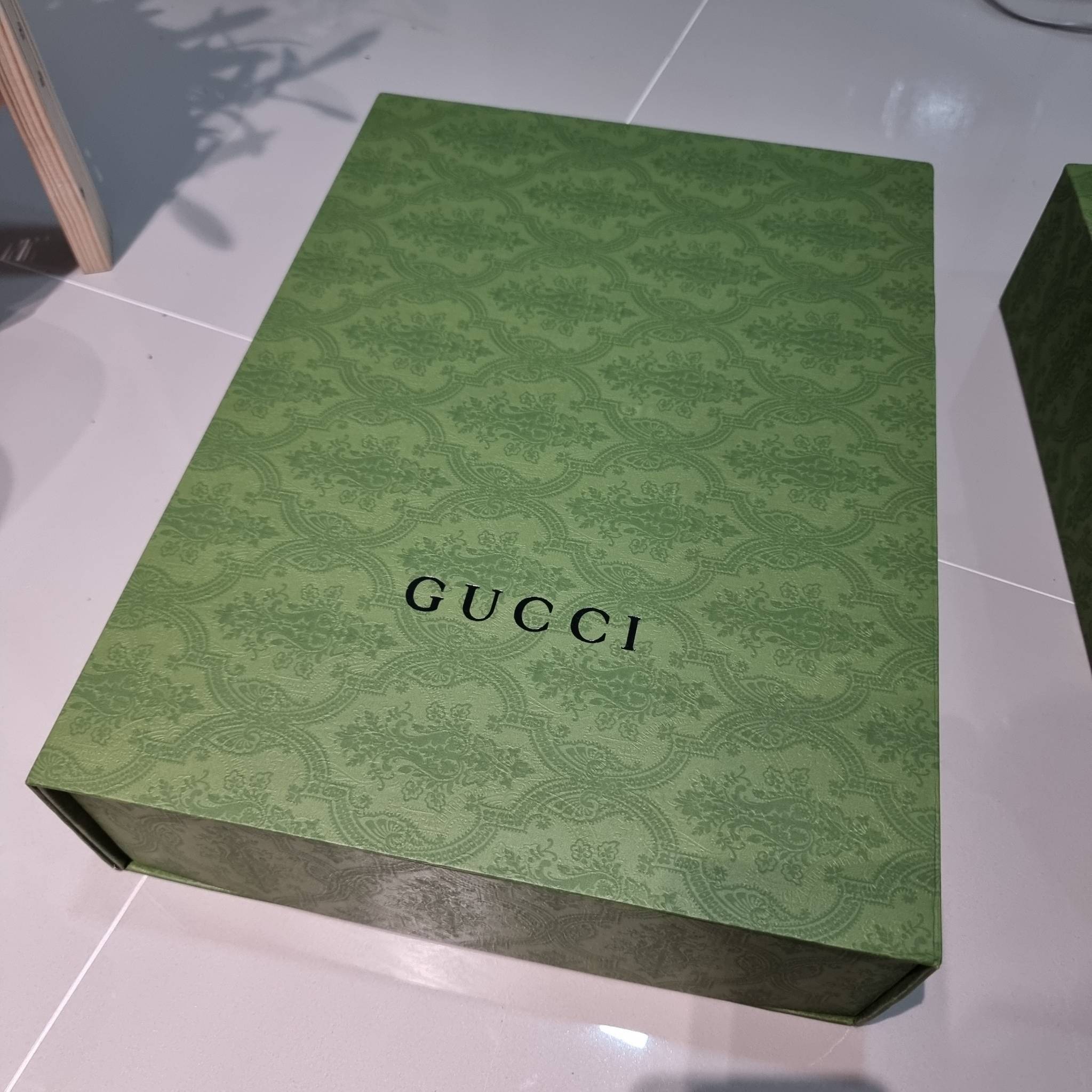 Set 3 ชิ้น Gucci Horsebit 1955 mini bag / Gucci Phone Bag box set ชวนสะสม ใครมองหาของขวัญอยู่ เซ็ทนี้จัดว่าเลิศมาก! กับการจับเอารุ่นยอดฮิต มามิกซ์รวมกับไอเท็มสุดคุ้มของมันต้องมี!! จัดเรียงให้อยู่ในกล่อง box set ลิมิเต็ด ที่มีทั้งแว่นตา gentle monster แบรน