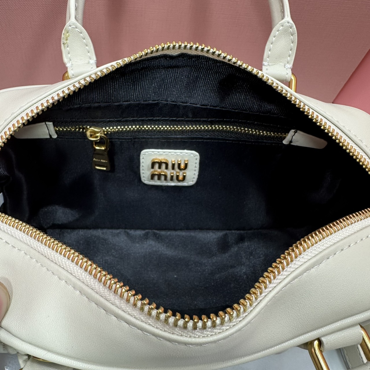 ORI หนังแท้ | MIU MIU Arcadie matelassé nappa leather bag Small 22cm กระเป๋าสะพายทรงโฮโบลุคลูกคุณหรูหราด้วยดีไซน์จับจีบนูนลวดลายสามมิติซับซ้อนเป็นเอกลักษณ์ น่ารักๆเก๋ๆ สวยดูแพง หูจับในตัวง่ายและสะดวกพกพา