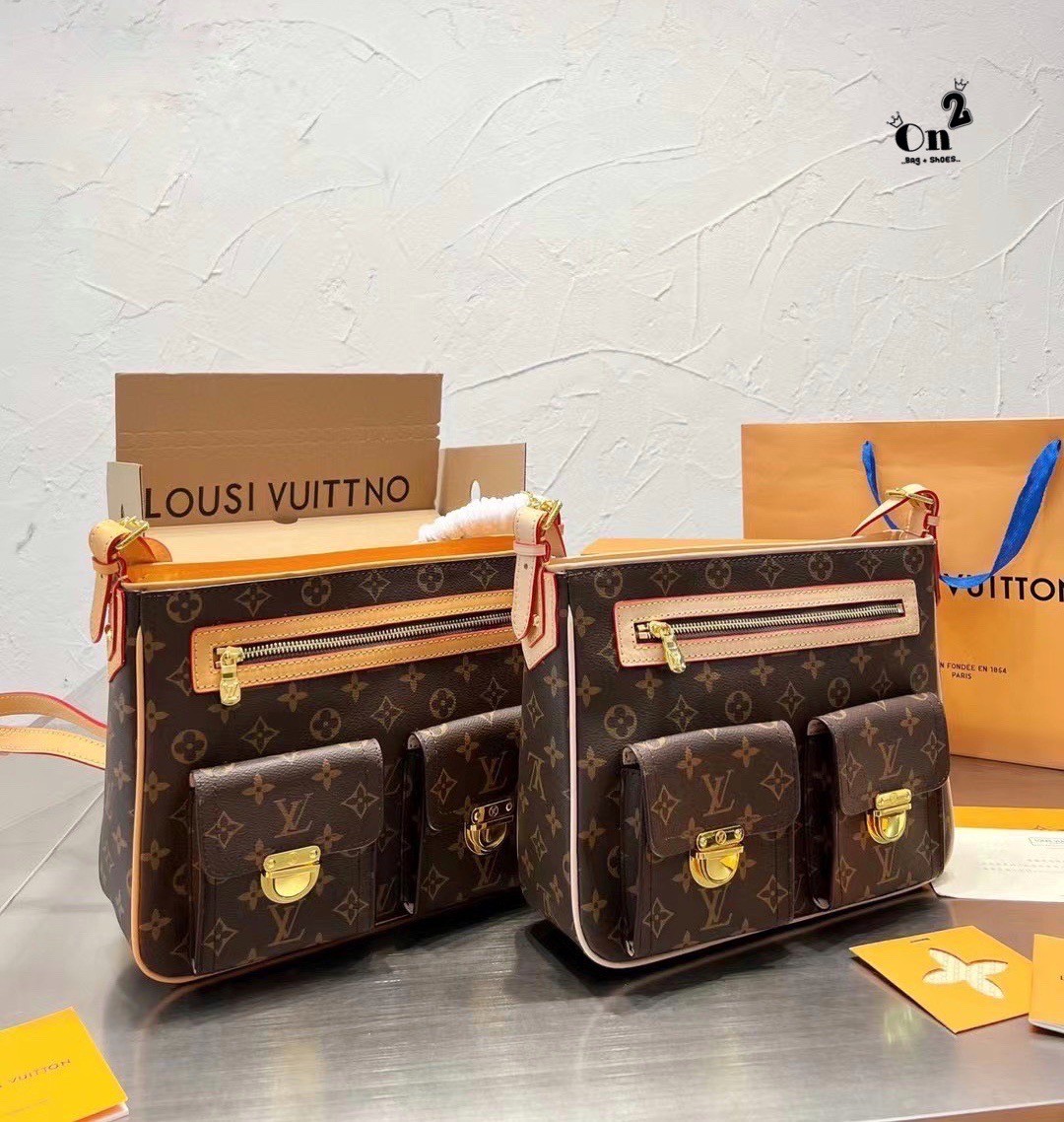 LV Hudson GM Monogram กระเป๋าสะพายสุดเท่ห์ไม่ซ้ำใคร Unisex ขนาดกำลังดี รูปทรงสวย ด้านหน้าโดดเด่นด้วยสกรีนโลโก้แบรนด์ วัสดุแคนวาส ผสมหนังแท้ ด้านในโล่งกว้าง มีช่องแยกย่อยไว้เก็บของสำคัญได้อย่างเป็นสัดส่วน จุของได้เยอะ พร้อมสายสะพาย ปรับระดับได้ตามการใช้งาน