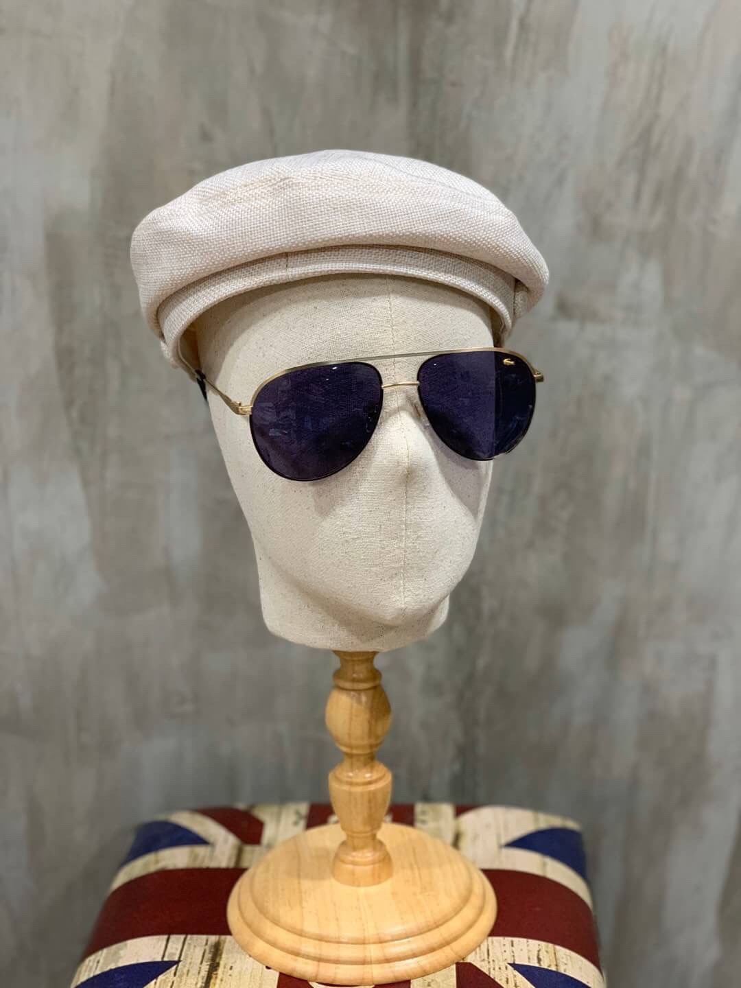 แว่นตา Lacoste Unisex Sunglasses แว่นตา Lacoste สไตล์ rayban ขนาดเลนส์กำลังดี หน้าเลนส์ติดโลโก้แบรนด์และปั๊มชื่อแบรนด์ ทรงคลาสสิคสีไม่มืดจนเกินไป ใช้ได้ทั้งชายและหญิงและชาย อุปกรณ์ฟูลเซ็ท มีทั้งกล่องแบรนด์สำหรับแว่น กล่องกระดาษ และถุงกระดาษแบรนด์ มอบเป็นข