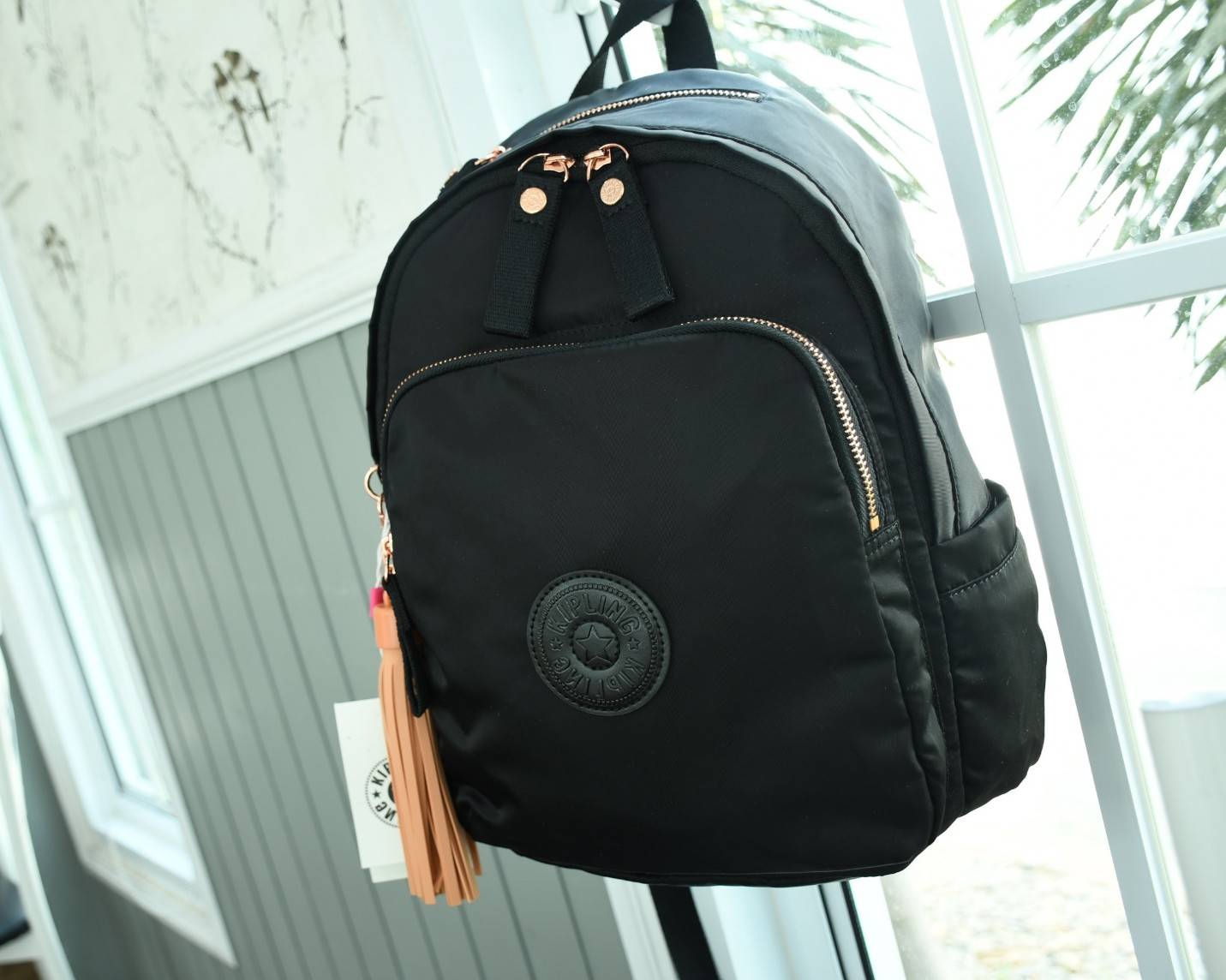 KIPLING Delia Medium Backpack with Front Pocket and top handle กระเป๋าเป้ไซส์ขนาดกลาง วัสดุ Polyester100% อะไหล่สี Rose gold พวงกุญแจmonkeyและพู่หนังrubber เพิ่มความหรูหรา