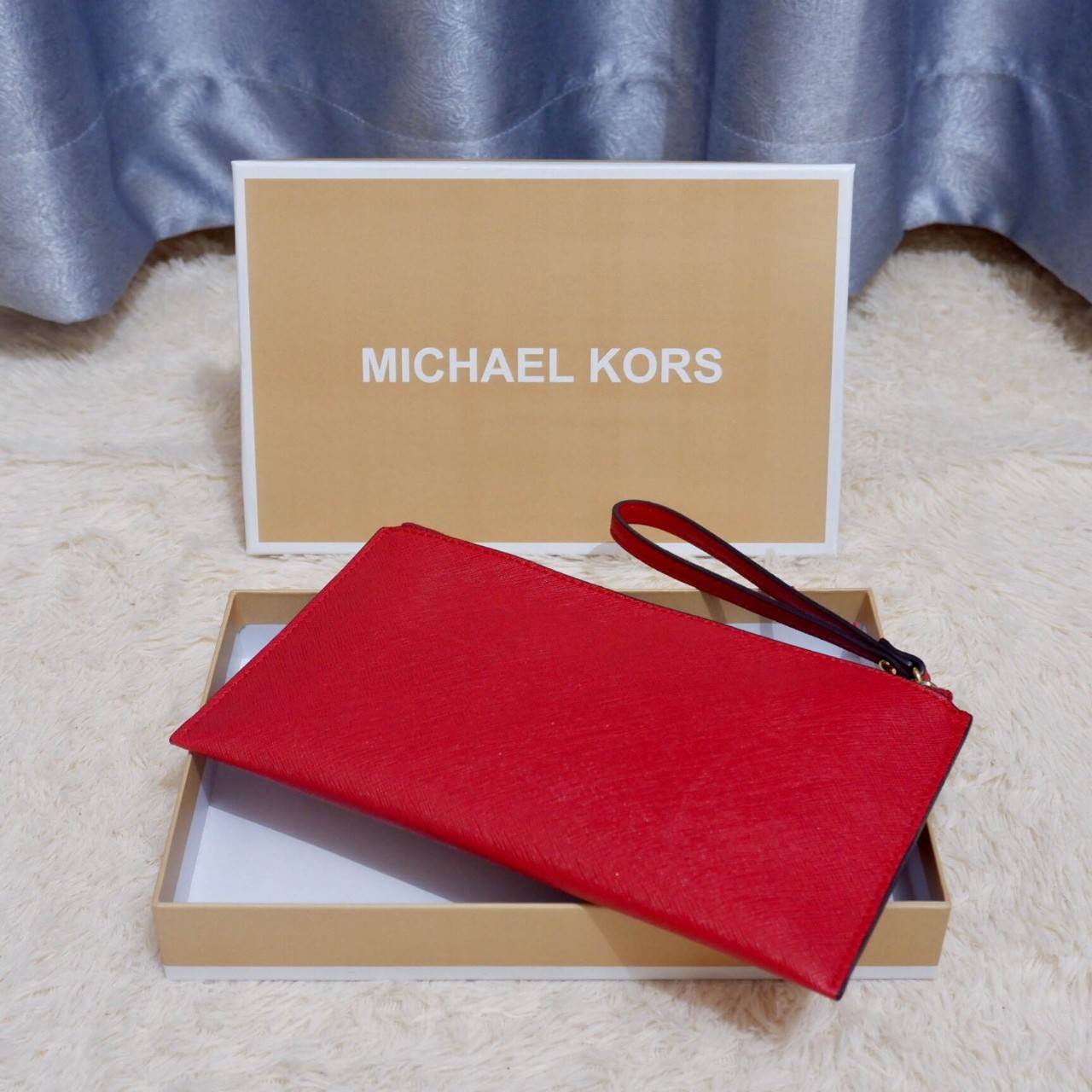 Michael Kors Clutch Bag 2018 New arrival! กระเป๋าคลัชรุ่นใหม่:ขนาดกำลังดี วัสดุลายหนังลาย Saffiano ด้านหน้าประดับโลโก้แบรนด์ อะไหล่ทอง แต่ง pattern งานปัก 3vมิติ สวยโดดเด่น เปิดปิด ด้วยซิป ด้านในมีช่องเล็ก และช่องใส่บัตร พร้อมสายคล้องข้อมือ ใส่กระเป๋าสตาง