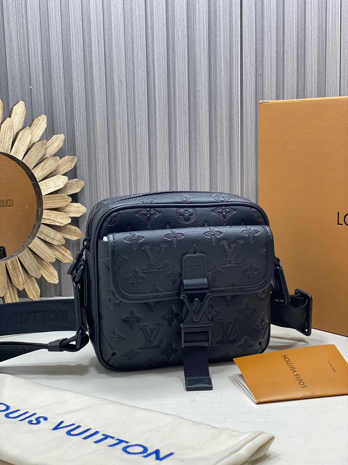 TOP ORI หนังแท้ | LV Getaway Messenger Bag กระเป๋าสะพายทรงแมสเซนเจอร์ ขนาดกะทัดรัดเพรียวบางตอบโจทย์การใช้งานเป็นได้ทั้งกระเป๋าเพาช์และกระเป๋าแมสเซนเจอร์ งานหนัง Monogram Shadow ผสานการประทับลาย Monogram อย่างกลมกลืน