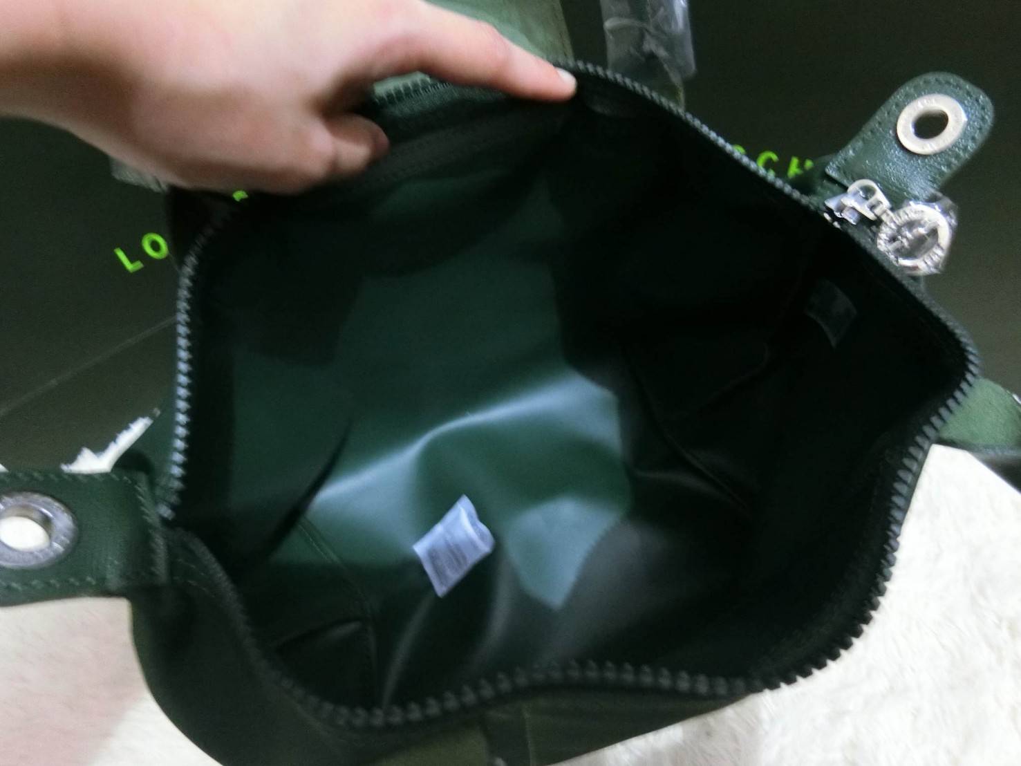 Longchamp Size S สินค้าใหม่ ของแท้!! เป็นล็อตผลิตเกินออเดอร์จากโรงงาน มาพร้อมการ์ด/ถุงผ้าแบรนด์/ถุงกระดาษแบรนด์ Size S: 25 x H. 23 x 16 cm. Color: Moss Green 794