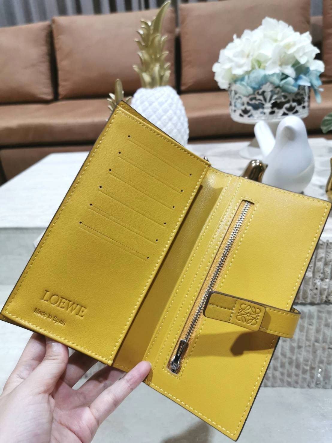 LOEWE LONG WALLET BAG วัสดุหนังแท้เทคเจอร์สวยอยู่ทรงปั้มโลโก้แบรนด์ด้านหน้าเปิดปิดด้วยกระดุม ภายในมีช่องใส่ธนบัตรหลายช่อง ช่องหลักสามารถใส่มือถือได้ มีช่องซิปใส่เหรียญ ช่องใส่ธนบัตรใส่แบงก์พันได้ สวยน่าใช้ พร้อมส่งที่ไทยสุดคุ้มห้ามพลาด!